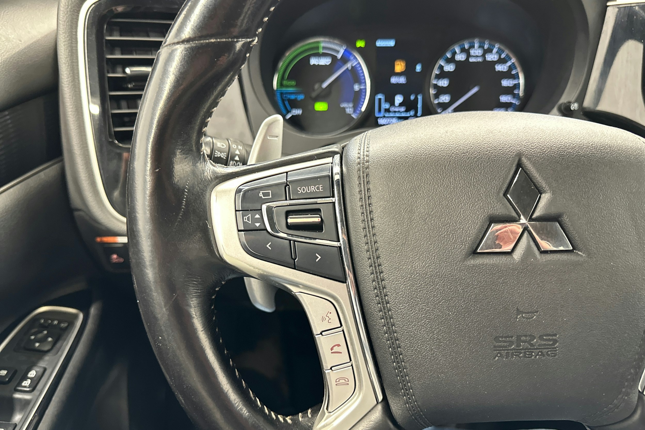 valkoinen Mitsubishi Outlander PHEV 2021 kuva 16.