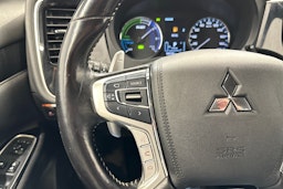 valkoinen Mitsubishi Outlander PHEV 2021 kuva 16.