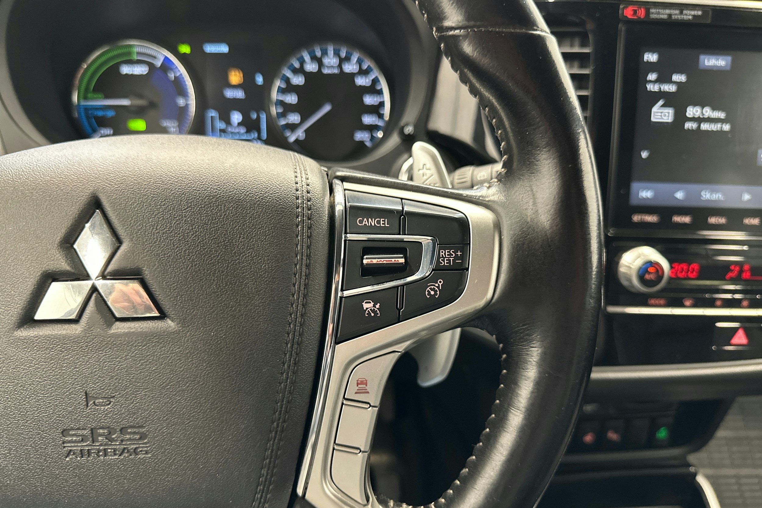 valkoinen Mitsubishi Outlander PHEV 2021 kuva 17.