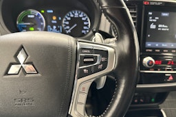 valkoinen Mitsubishi Outlander PHEV 2021 kuva 17.