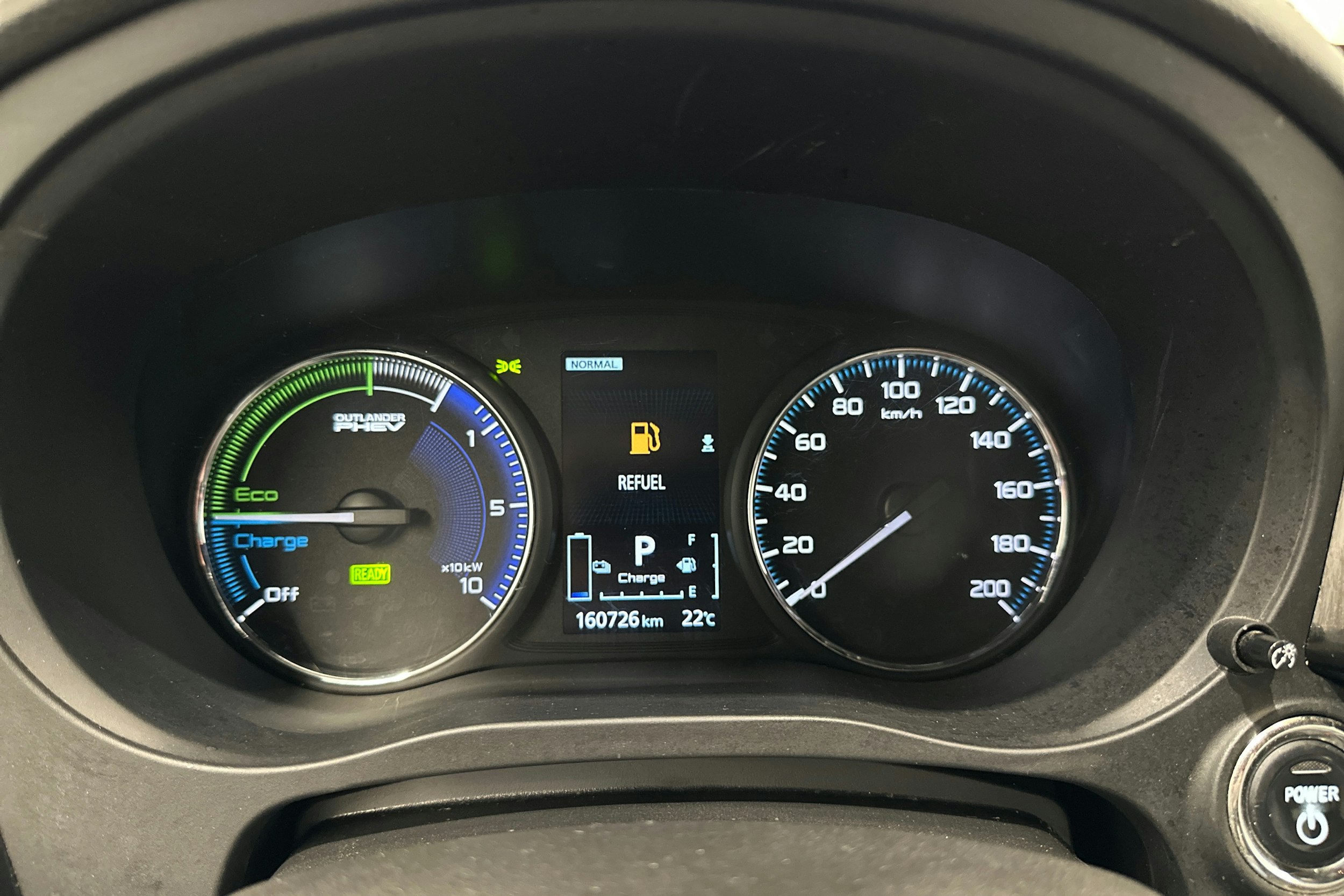 valkoinen Mitsubishi Outlander PHEV 2021 kuva 18.