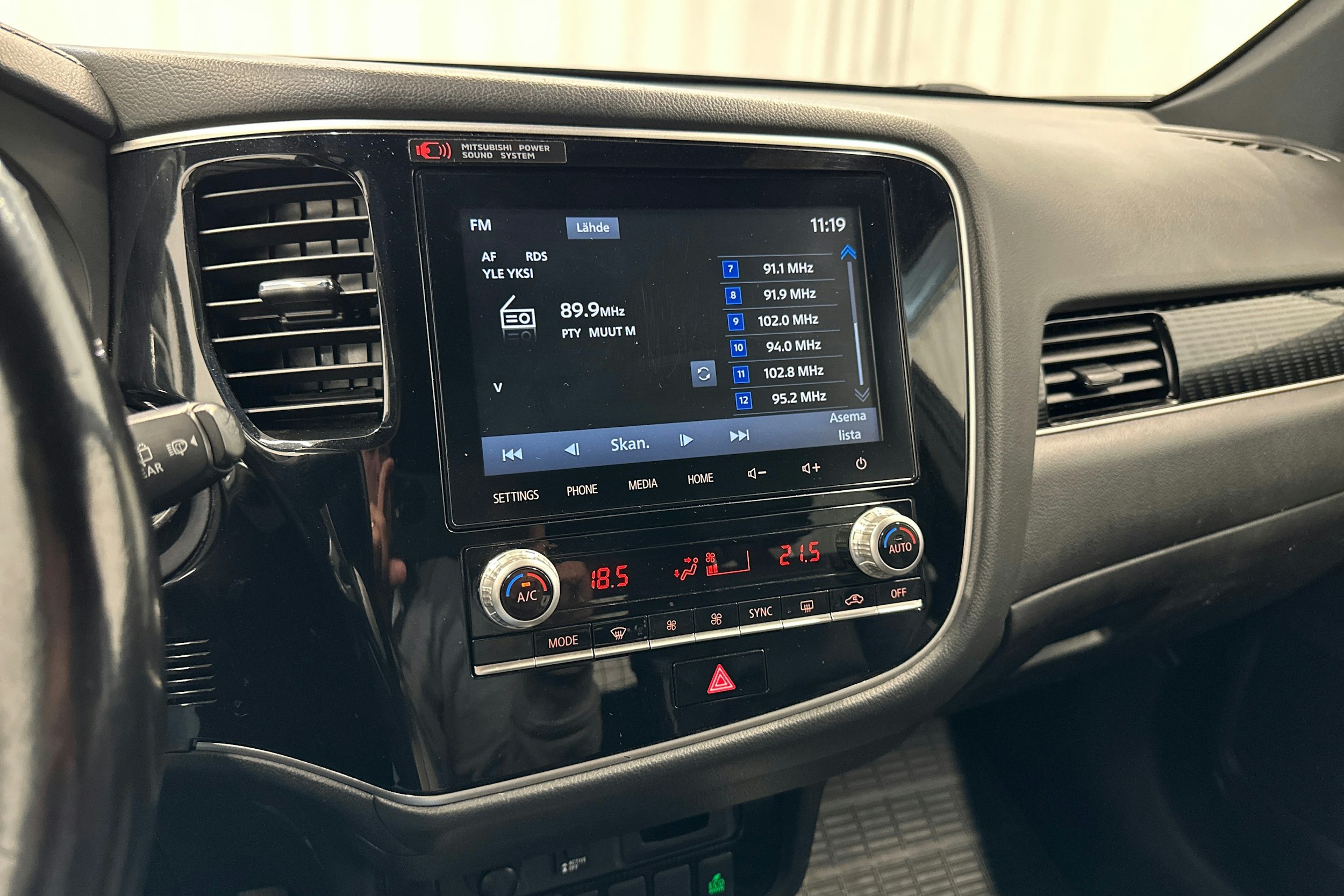 valkoinen Mitsubishi Outlander PHEV 2021 kuva 19.