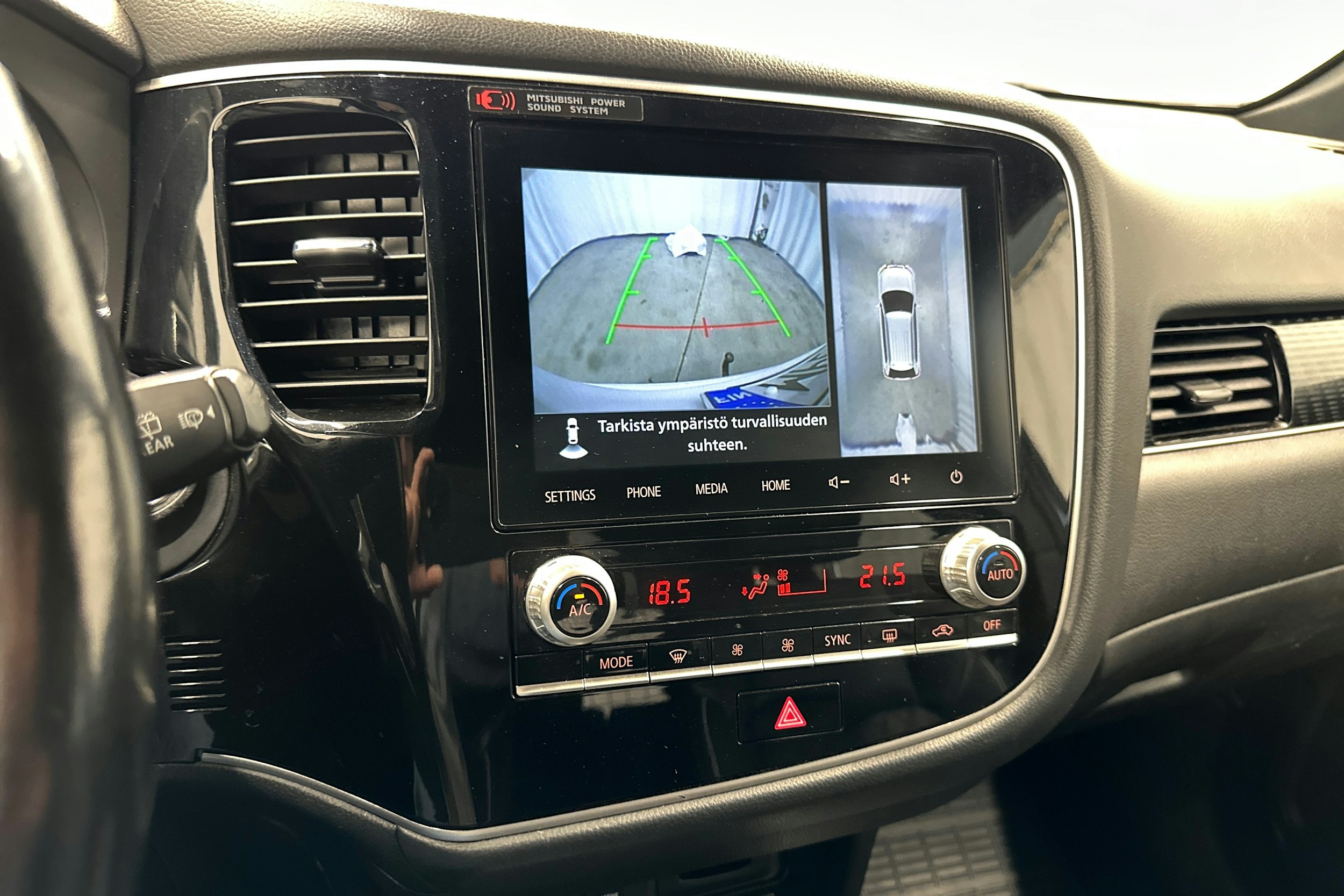 valkoinen Mitsubishi Outlander PHEV 2021 kuva 20.