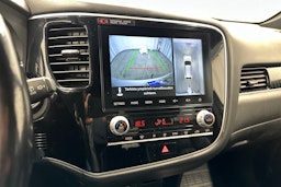 valkoinen Mitsubishi Outlander PHEV 2021 kuva 20.