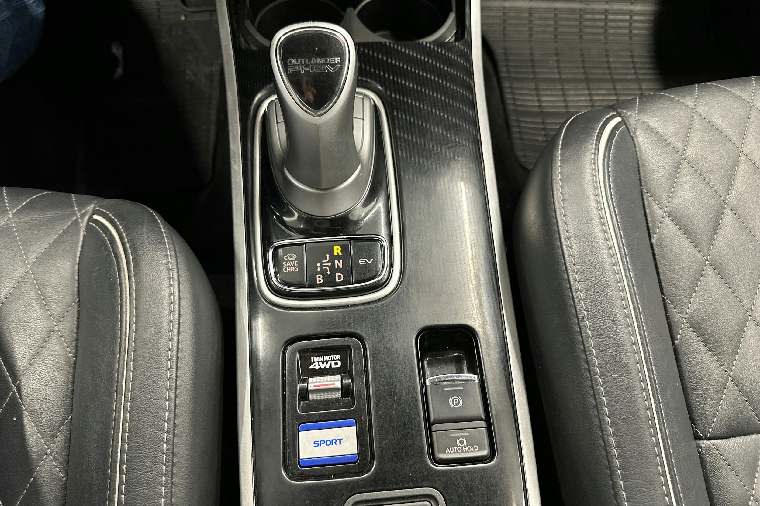 valkoinen Mitsubishi Outlander PHEV 2021 kuva 21.
