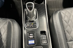 valkoinen Mitsubishi Outlander PHEV 2021 kuva 21.