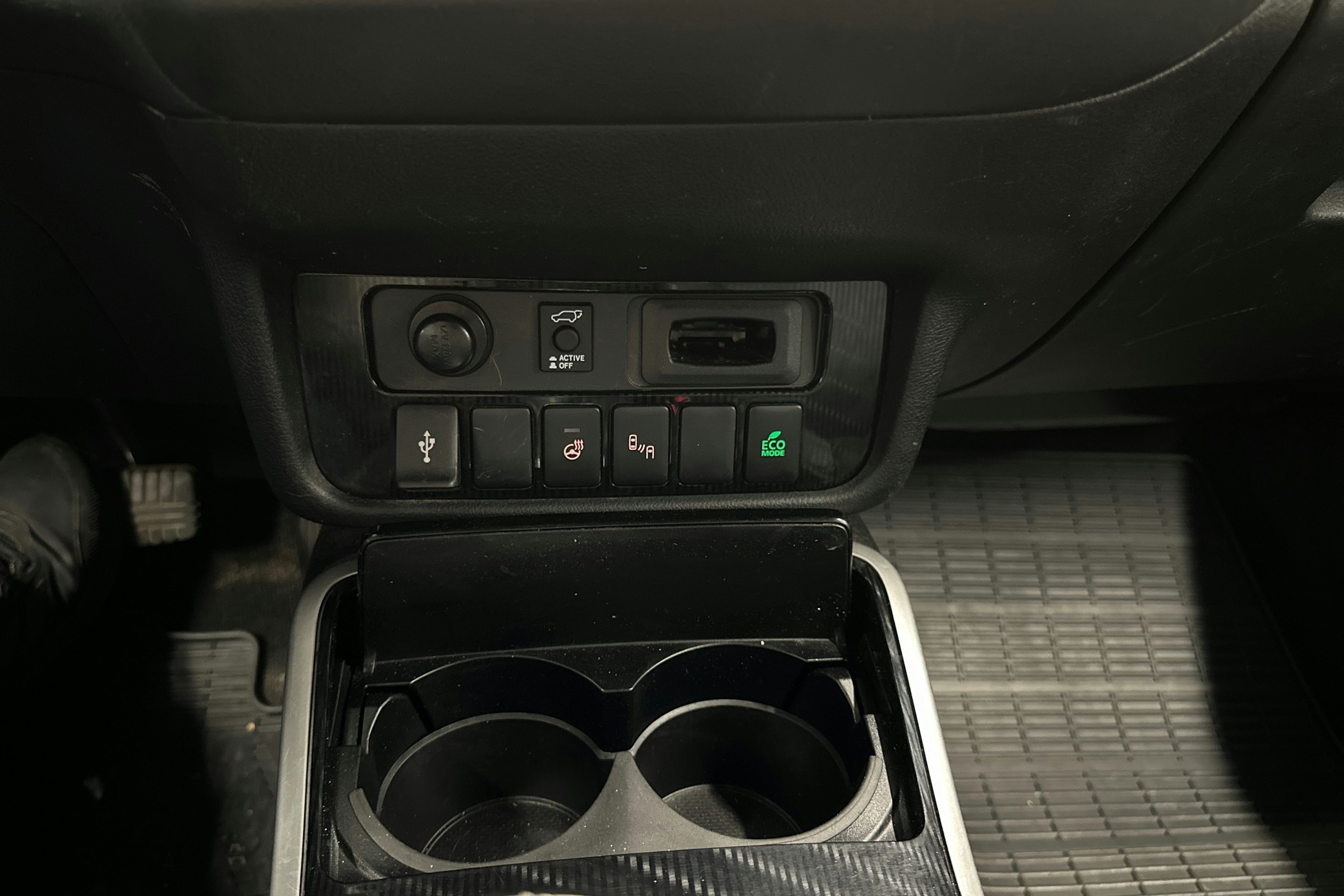 valkoinen Mitsubishi Outlander PHEV 2021 kuva 22.
