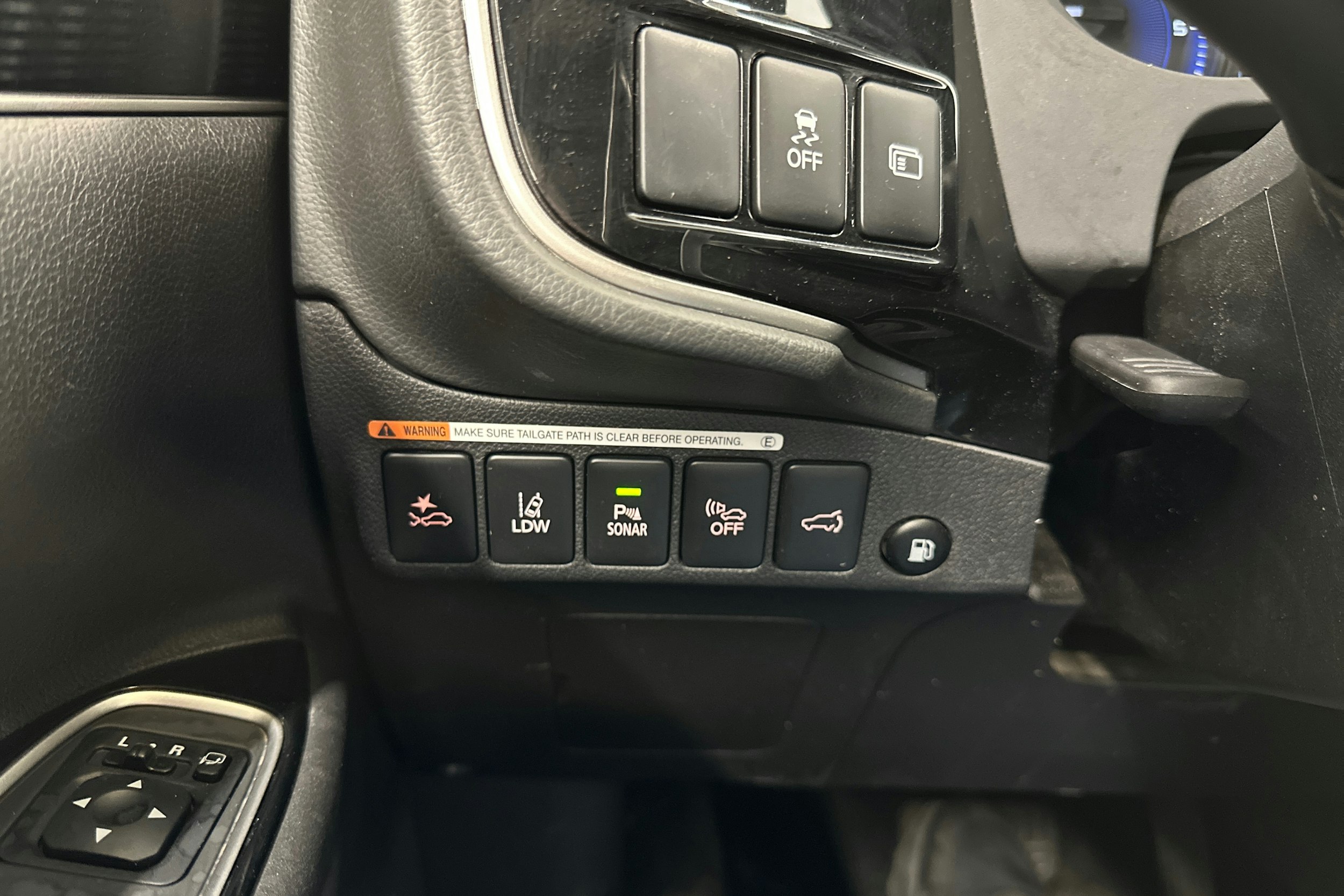 valkoinen Mitsubishi Outlander PHEV 2021 kuva 23.