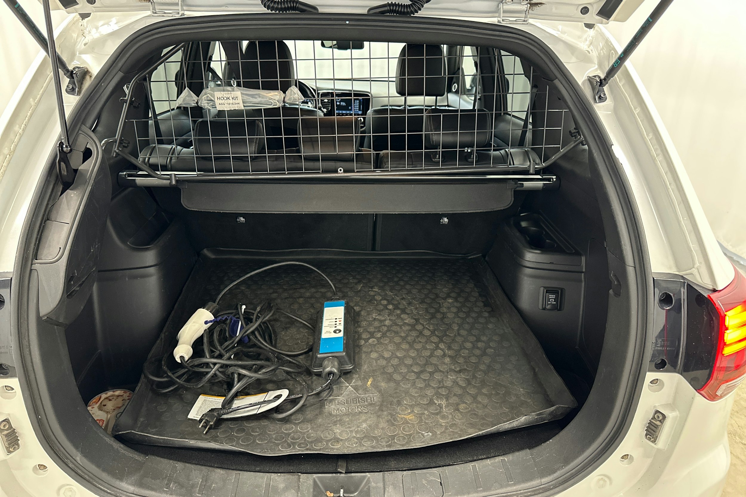 valkoinen Mitsubishi Outlander PHEV 2021 kuva 26.