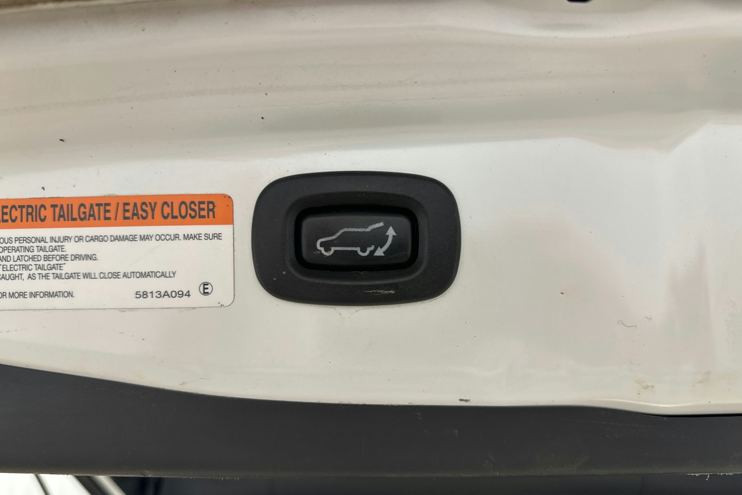 valkoinen Mitsubishi Outlander PHEV 2021 kuva 27.