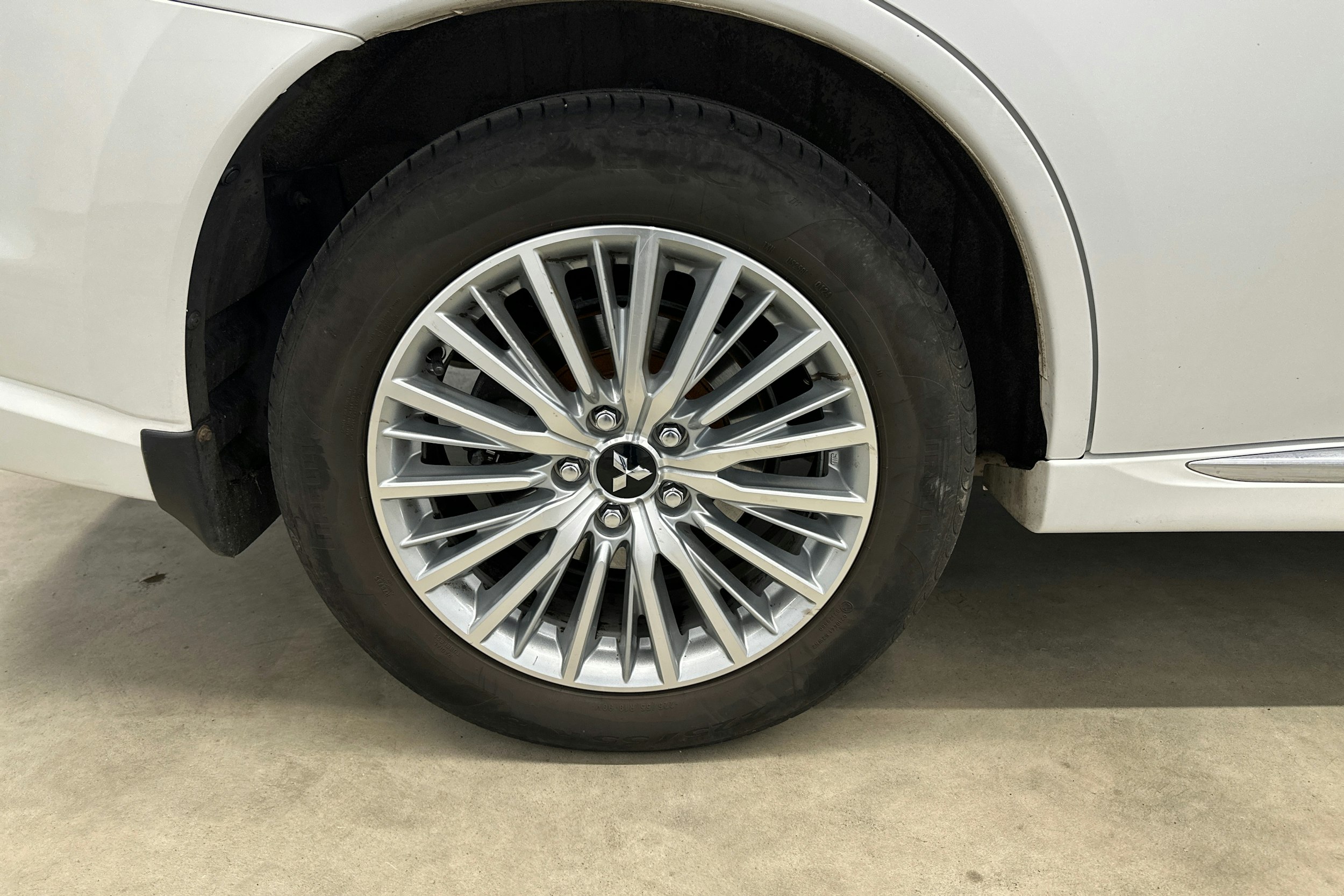 valkoinen Mitsubishi Outlander PHEV 2021 kuva 28.