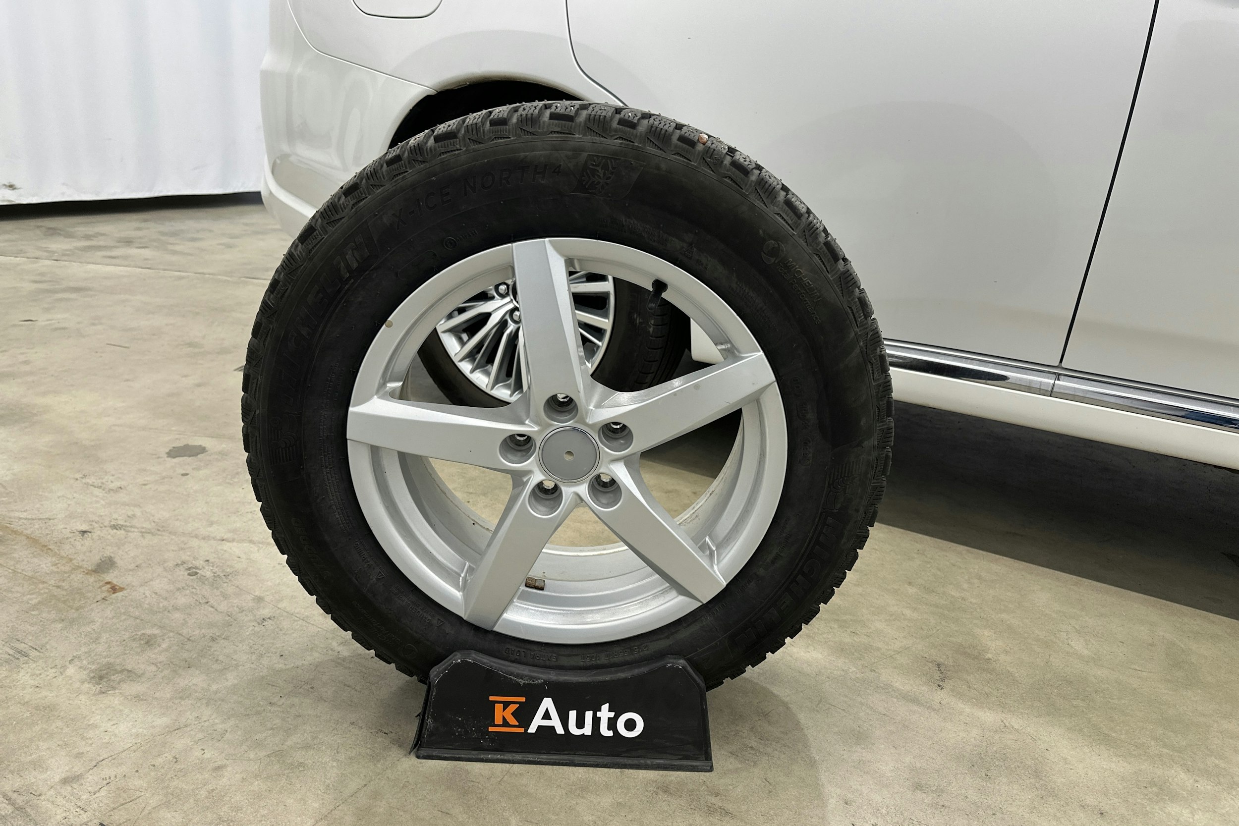 valkoinen Mitsubishi Outlander PHEV 2021 kuva 29.