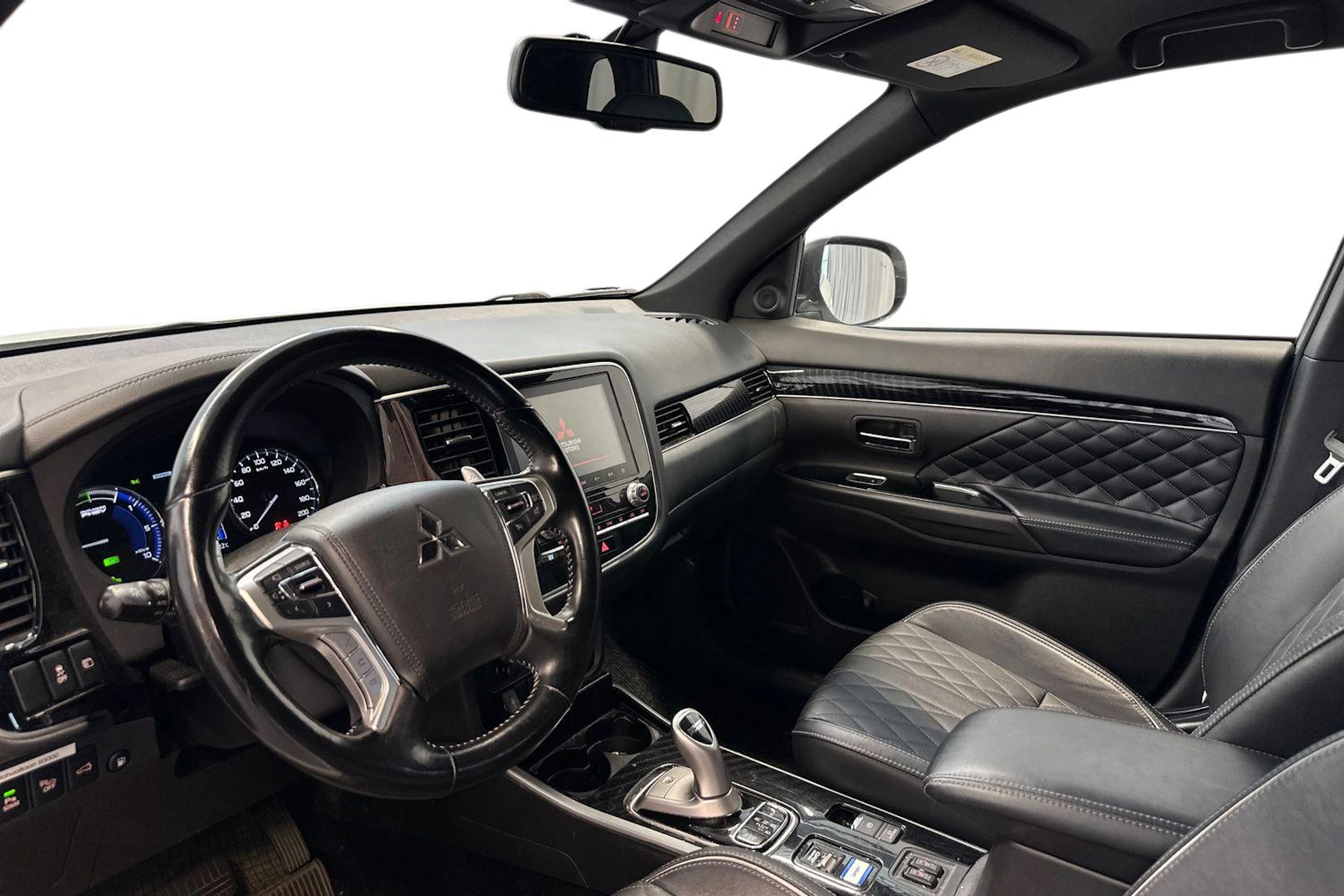 valkoinen Mitsubishi Outlander PHEV 2021 kuva 3.