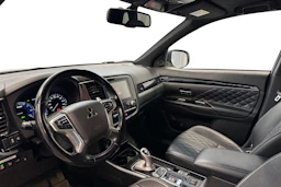 valkoinen Mitsubishi Outlander PHEV 2021 kuva 3.