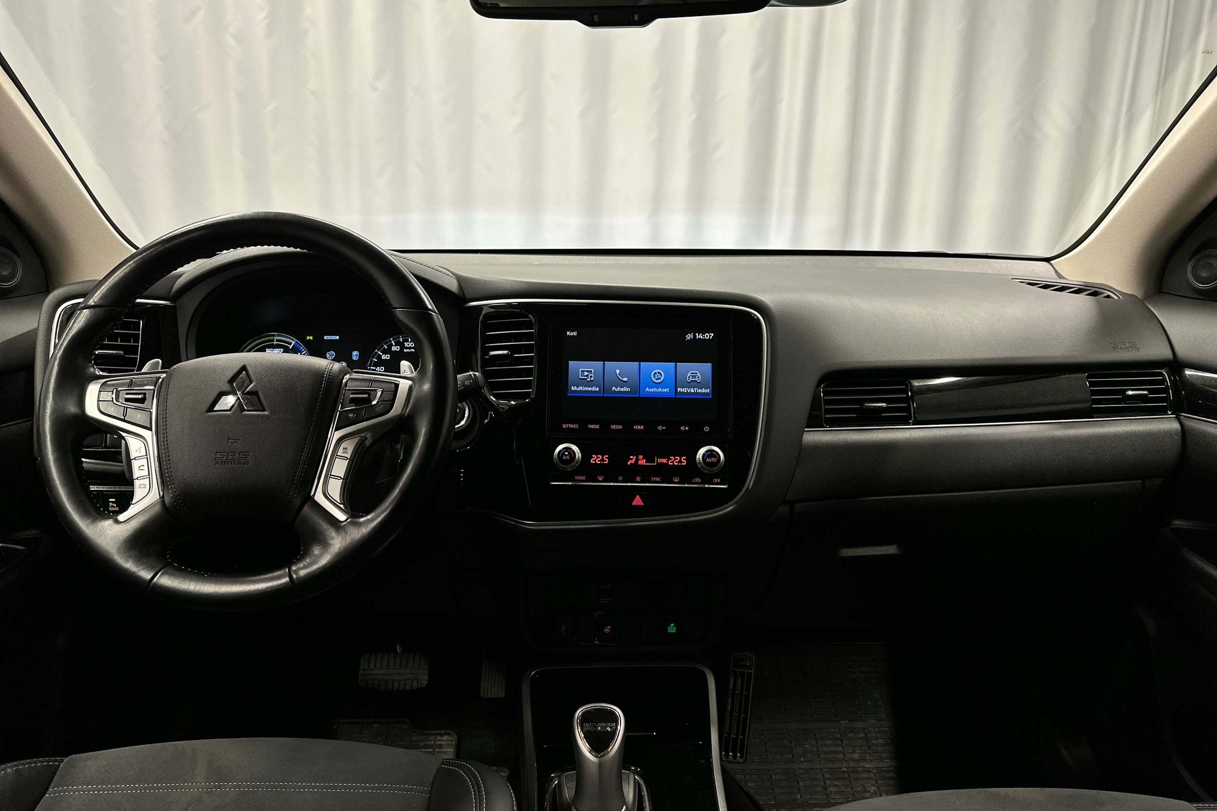 musta Mitsubishi Outlander PHEV 2021 kuva 7.