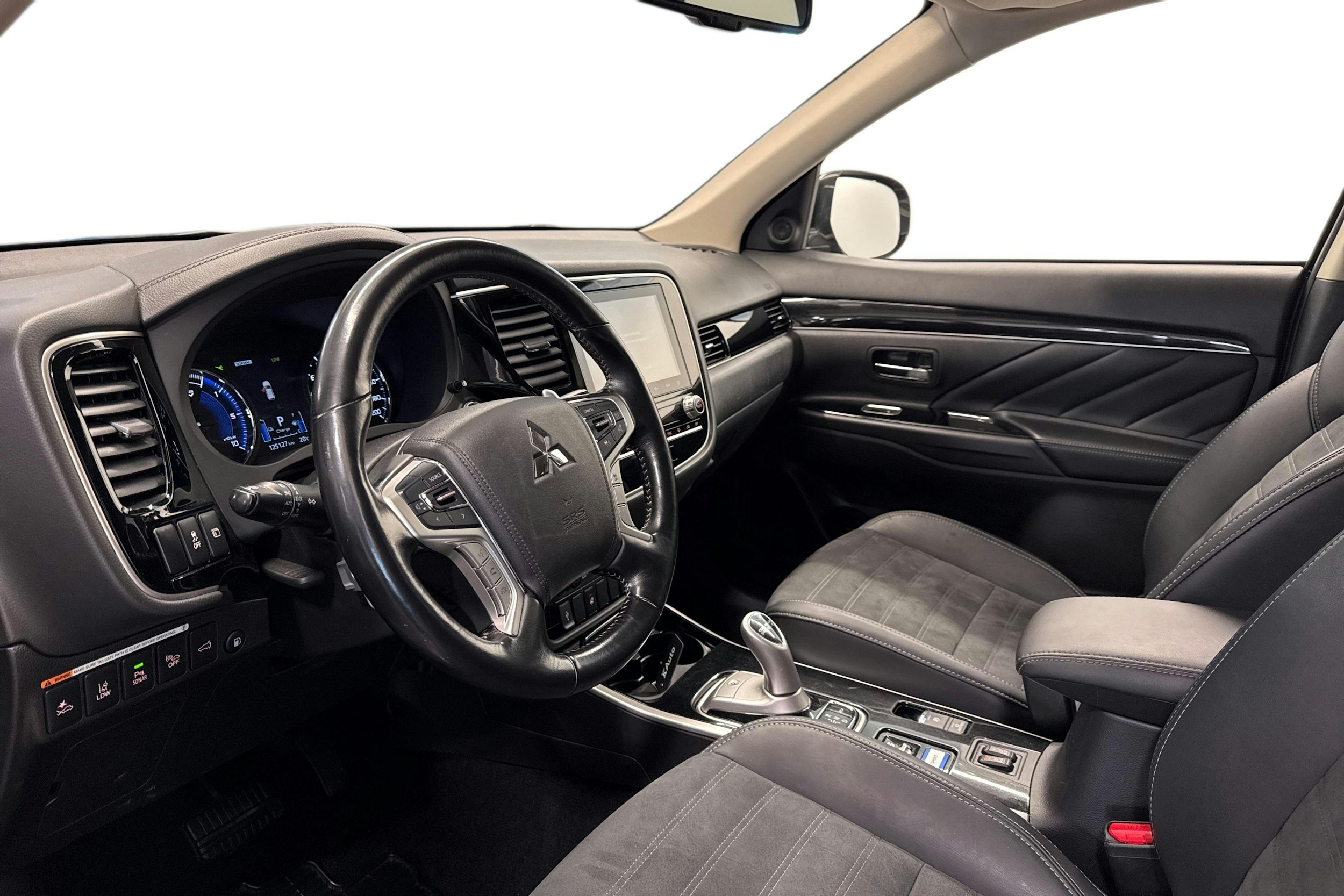 Musta Mitsubishi Outlander PHEV 2021 kuva 7.