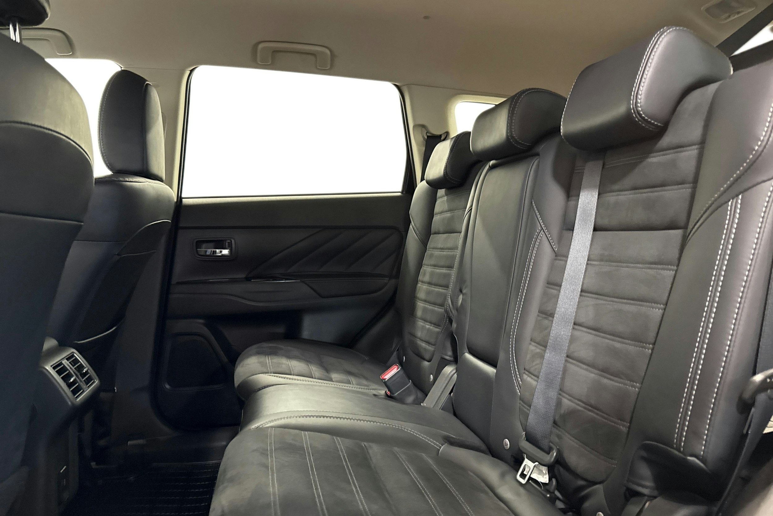 Musta Mitsubishi Outlander PHEV 2021 kuva 10.