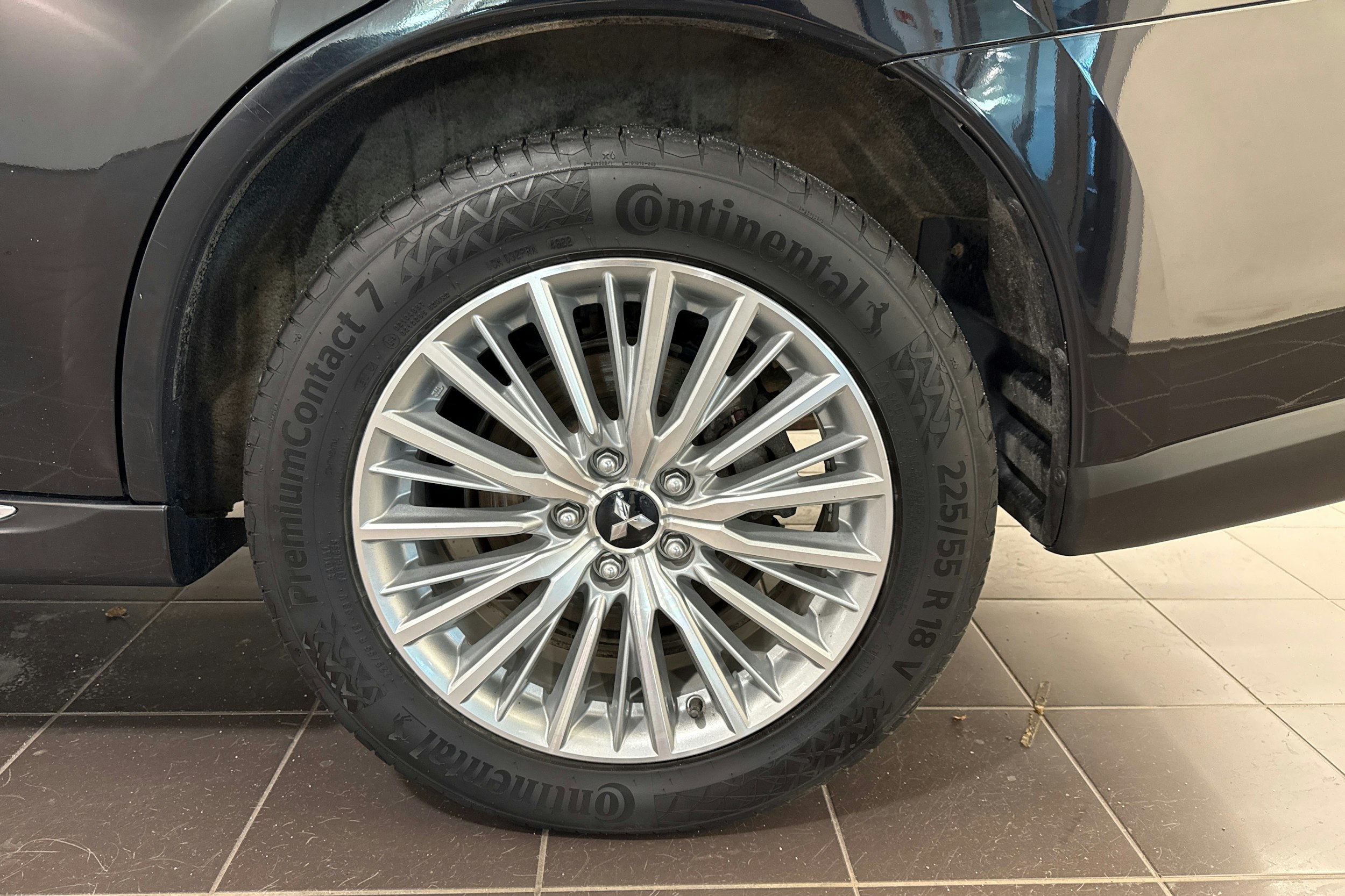 Musta Mitsubishi Outlander PHEV 2021 kuva 11.