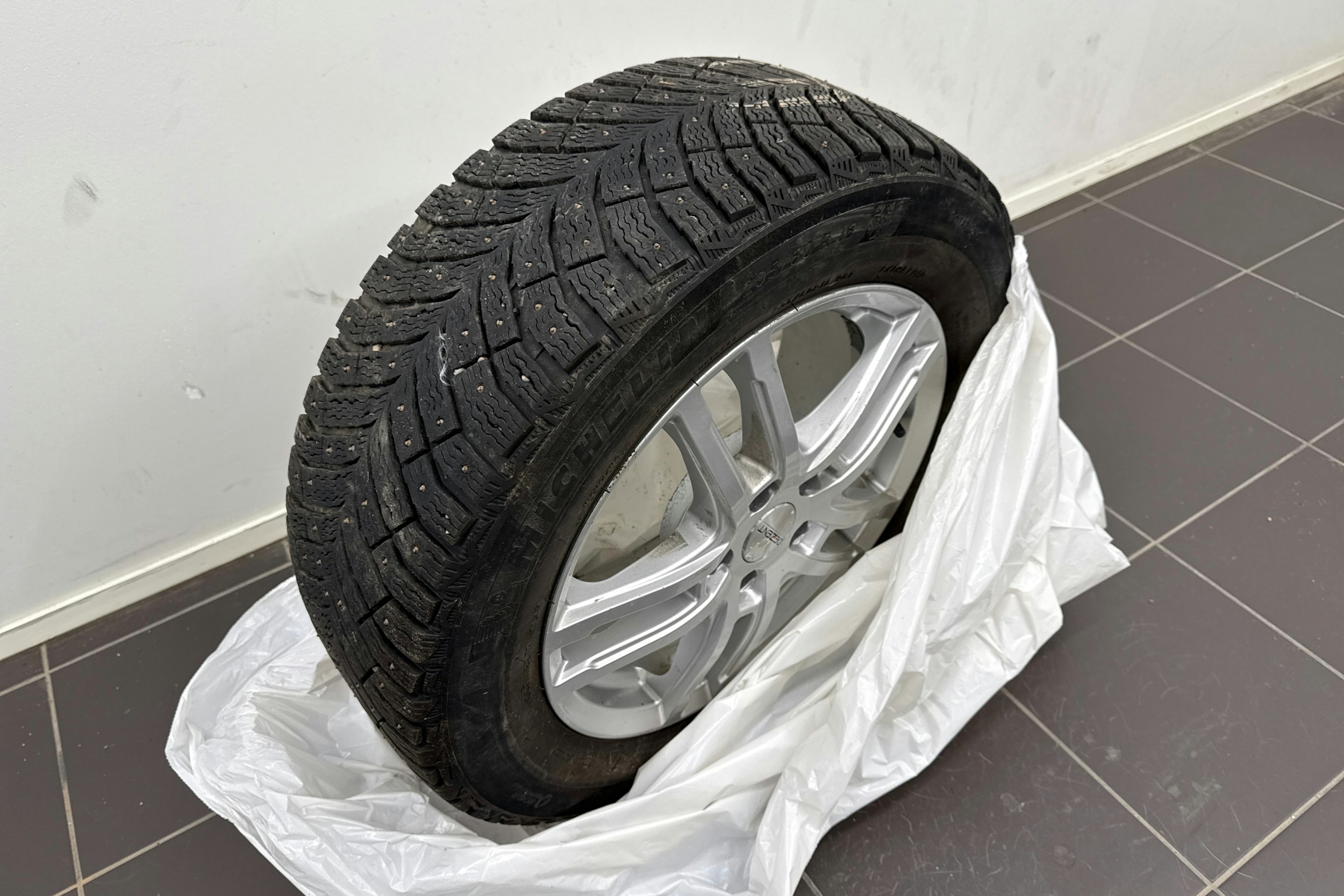 Musta Mitsubishi Outlander PHEV 2021 kuva 13.