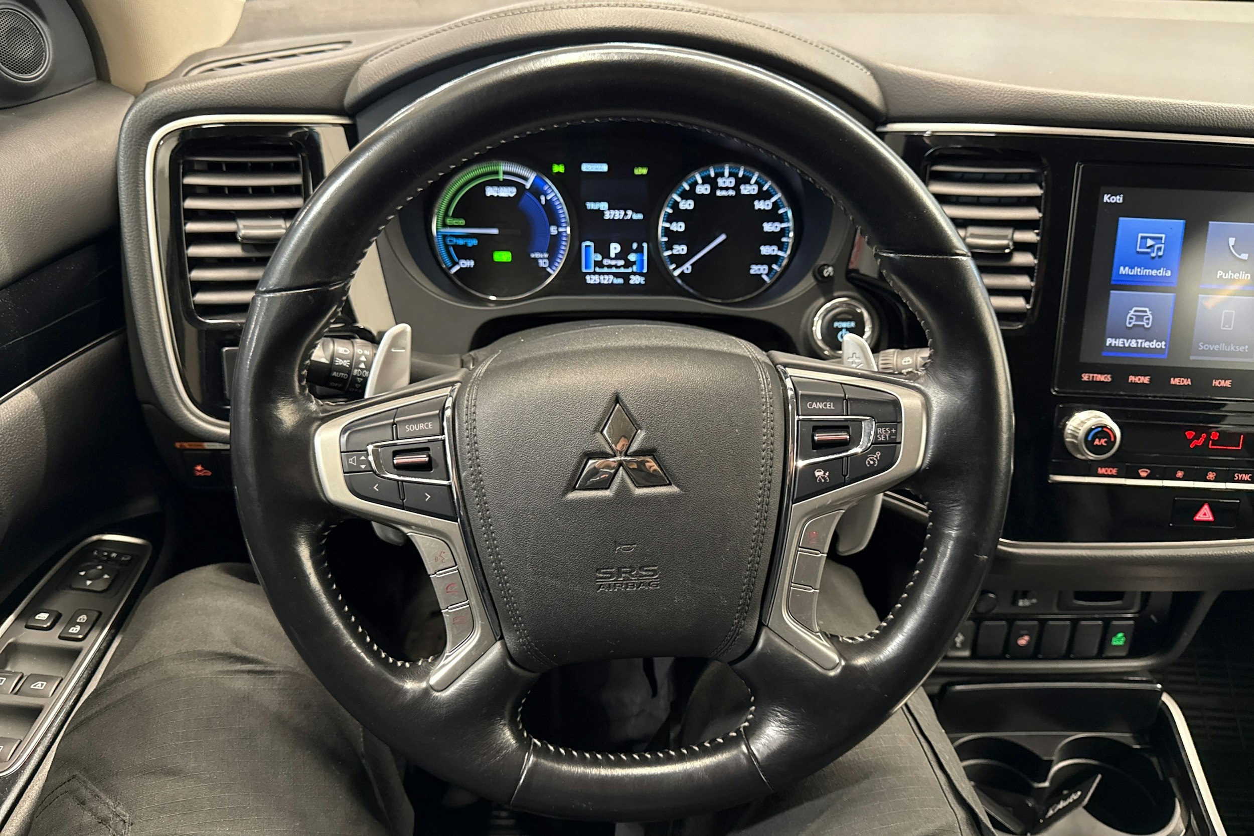 Musta Mitsubishi Outlander PHEV 2021 kuva 15.