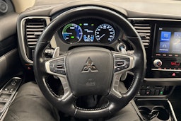 Musta Mitsubishi Outlander PHEV 2021 kuva 15.