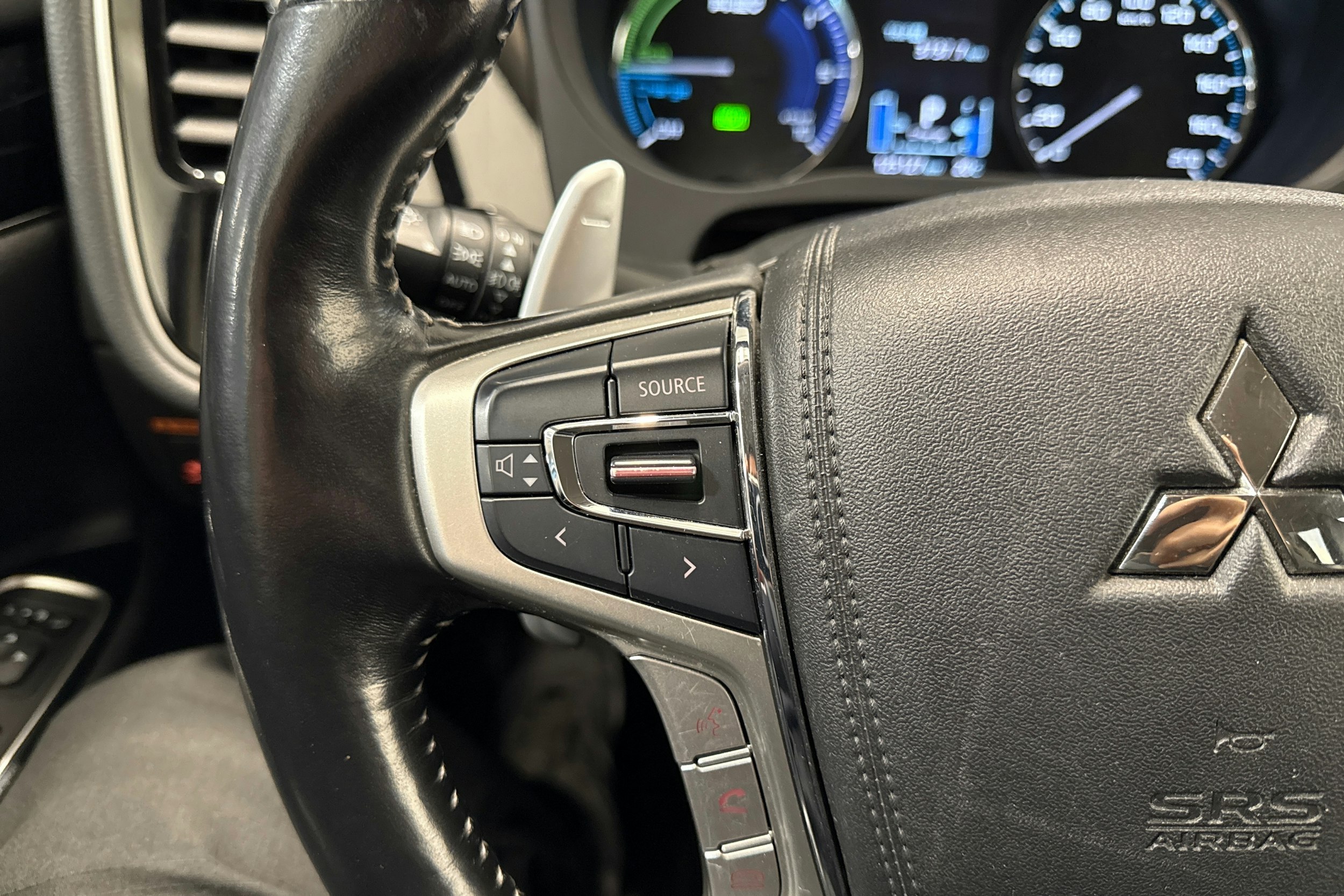 Musta Mitsubishi Outlander PHEV 2021 kuva 16.