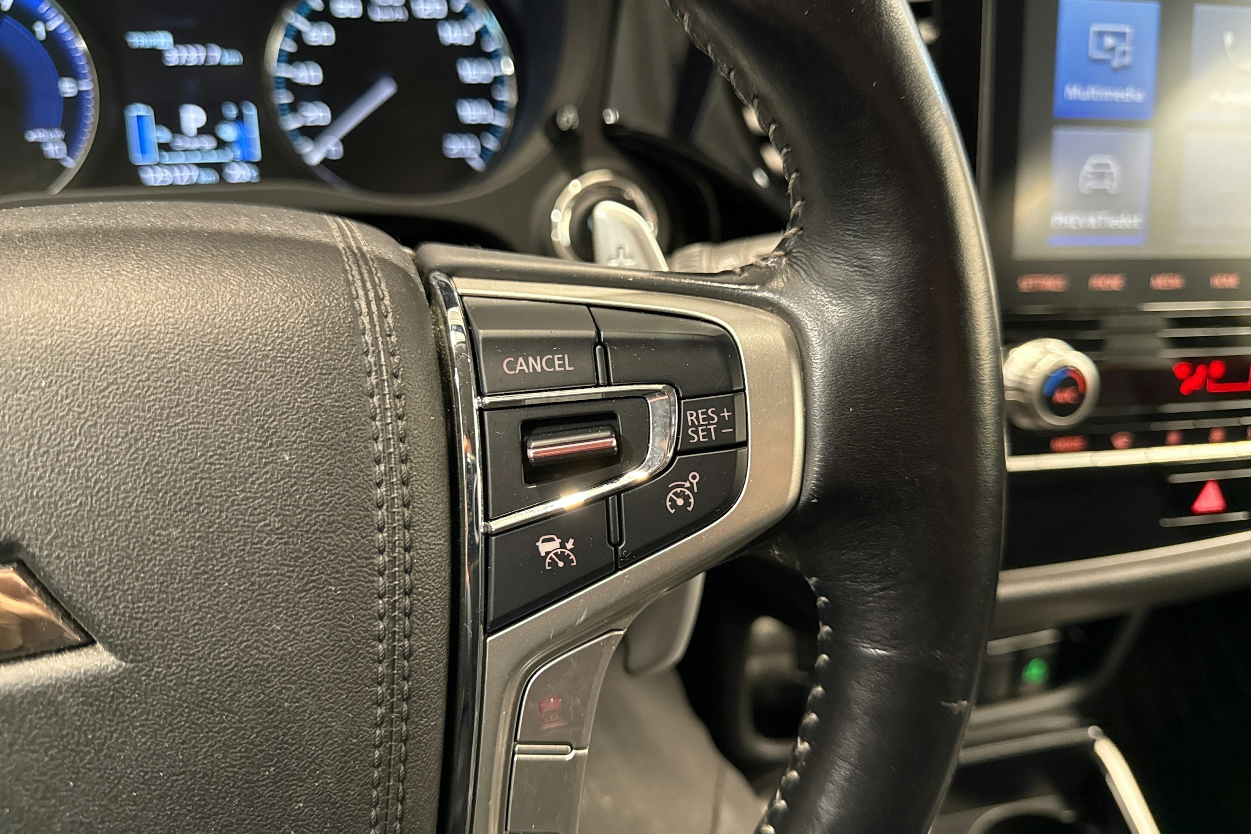 Musta Mitsubishi Outlander PHEV 2021 kuva 17.