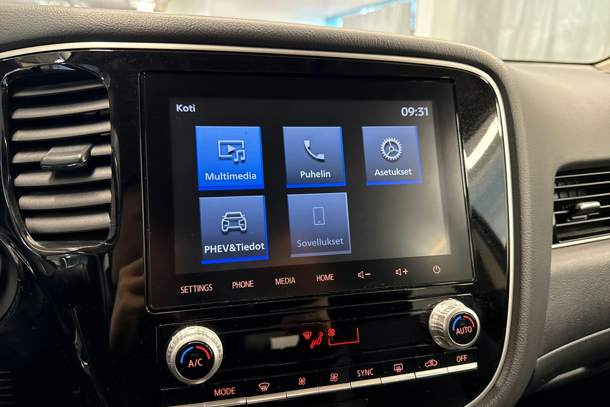 Musta Mitsubishi Outlander PHEV 2021 kuva 20.