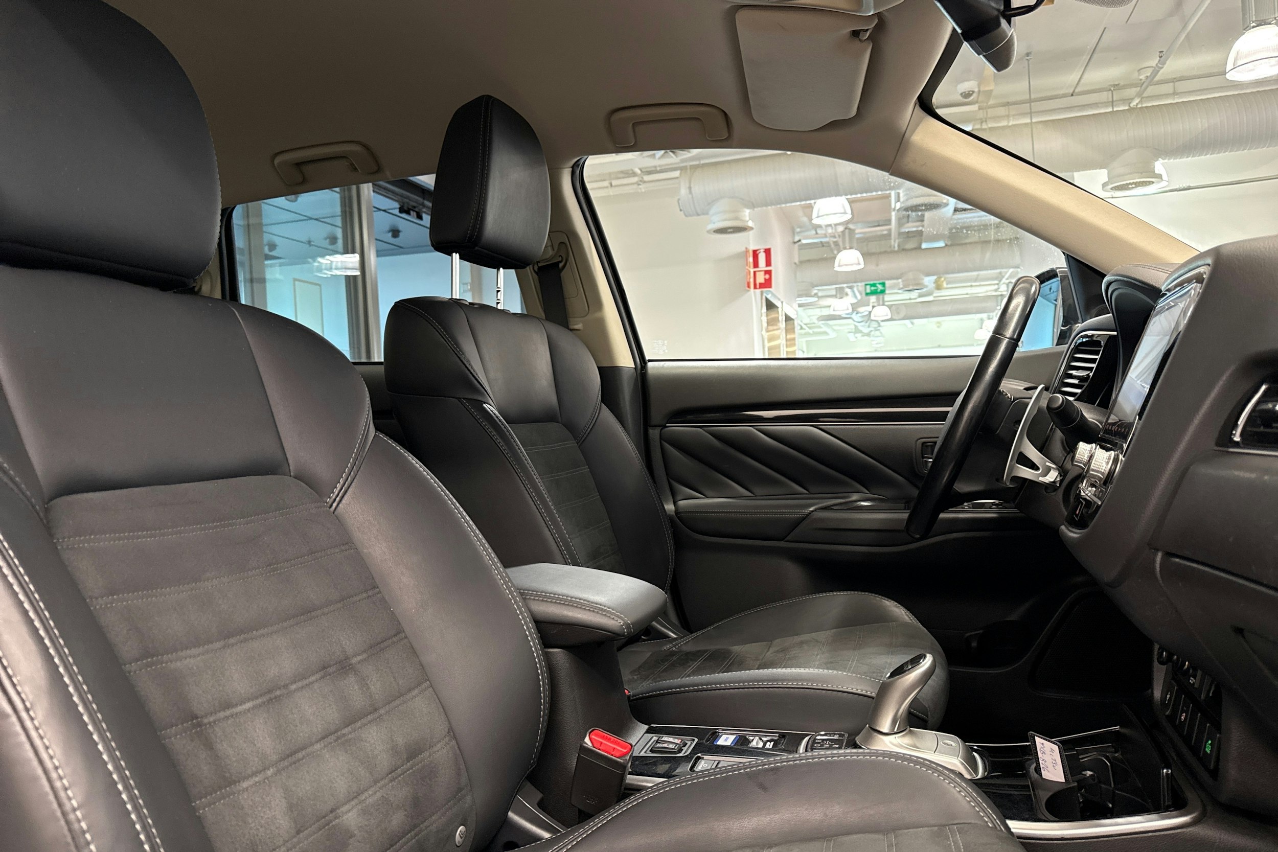 Musta Mitsubishi Outlander PHEV 2021 kuva 22.