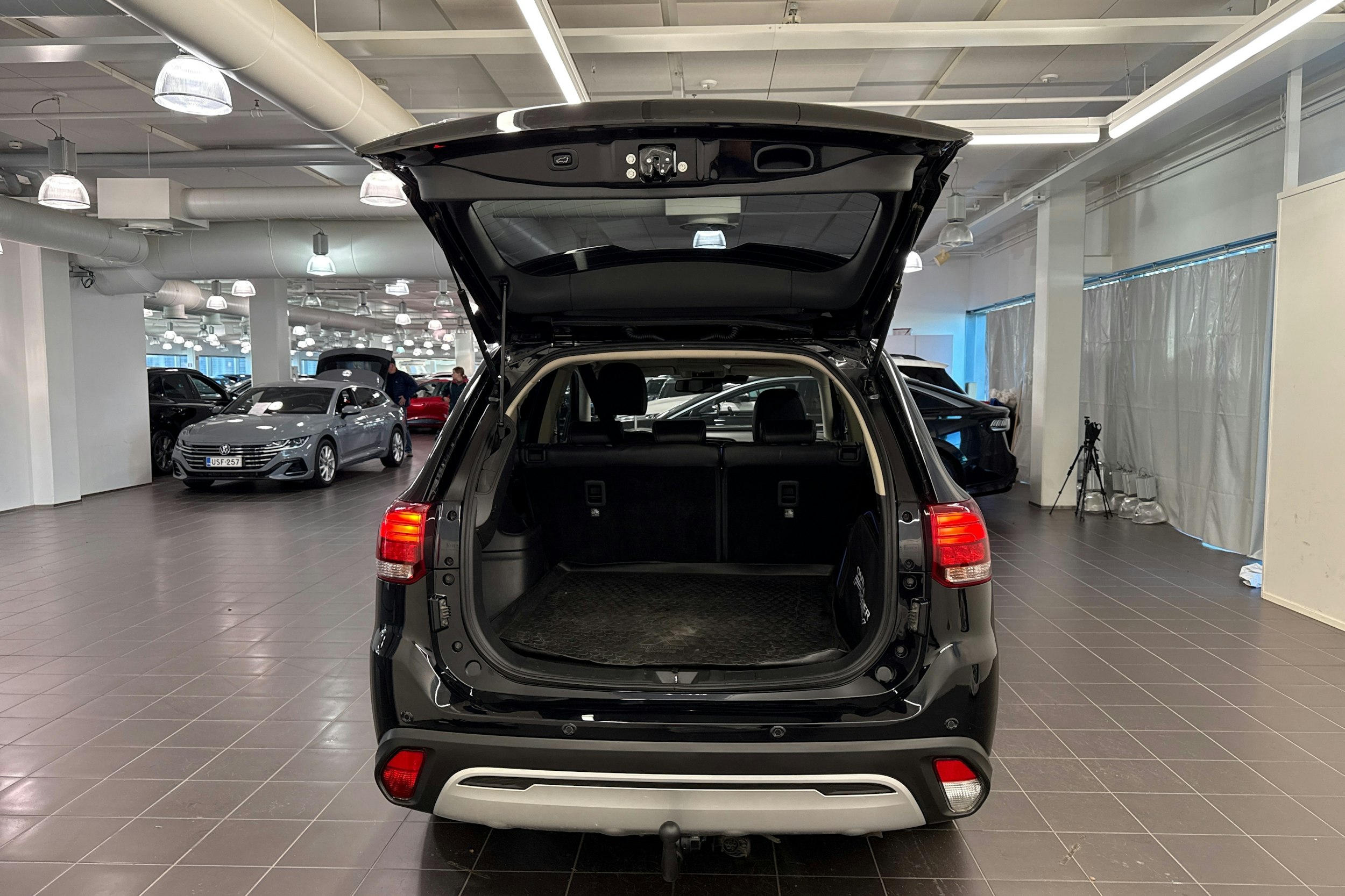 Musta Mitsubishi Outlander PHEV 2021 kuva 24.