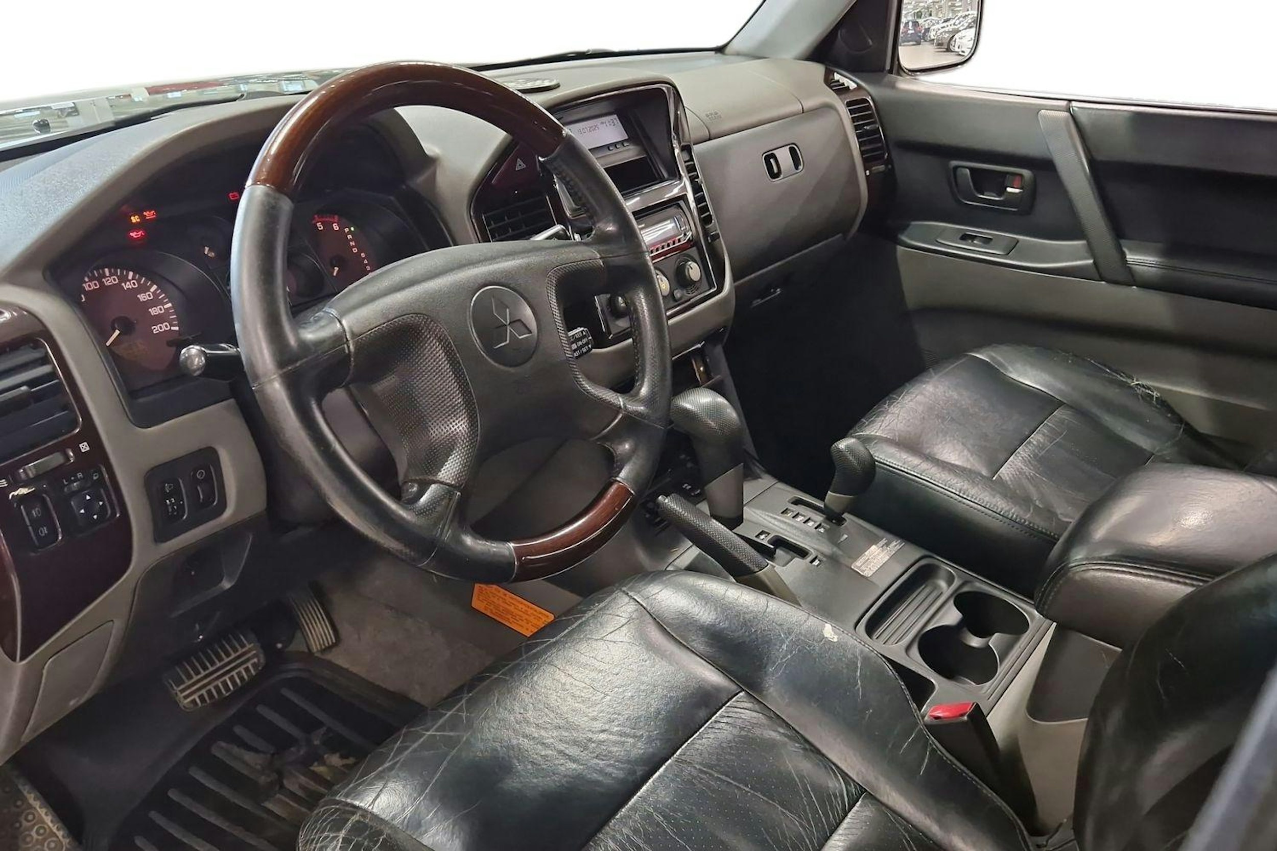 Musta Mitsubishi PAJERO 2002 kuva 6.
