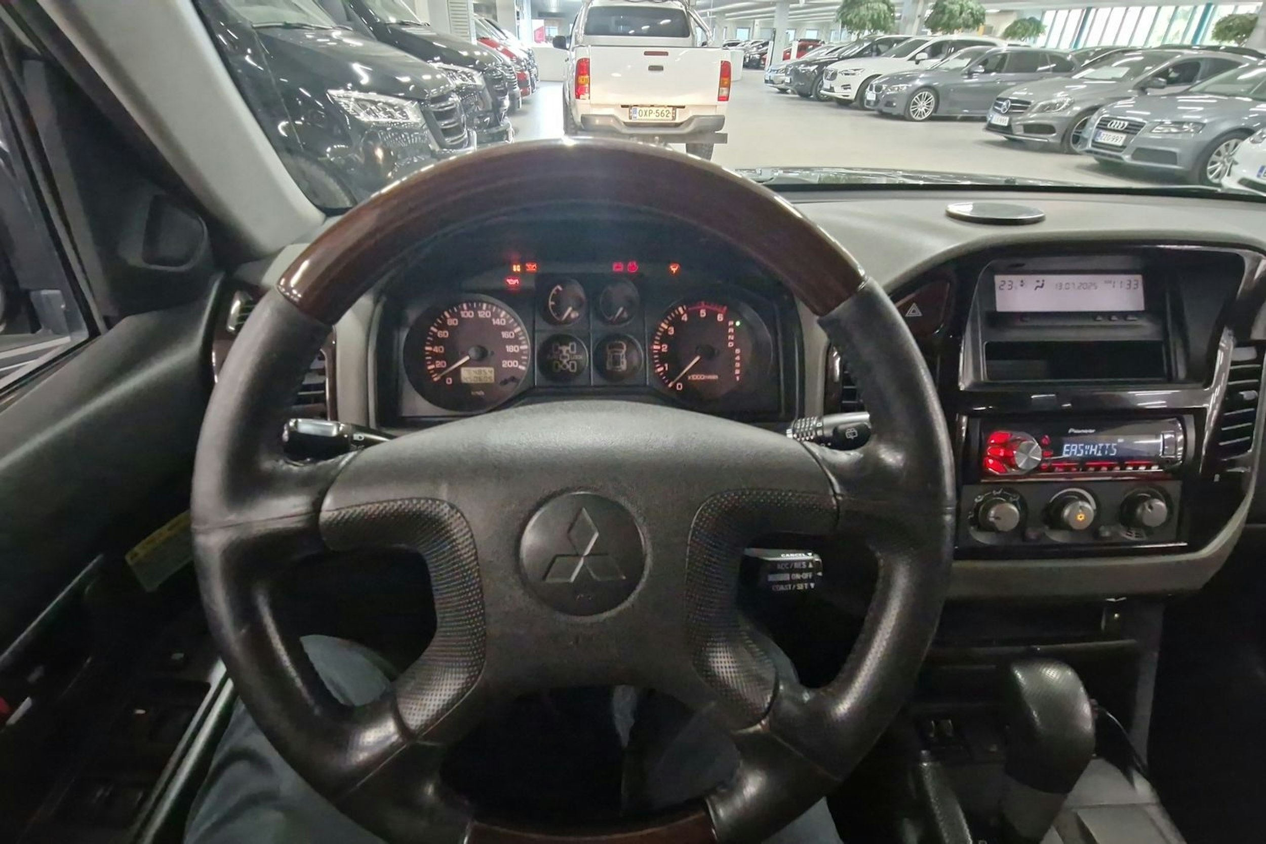 Musta Mitsubishi PAJERO 2002 kuva 11.