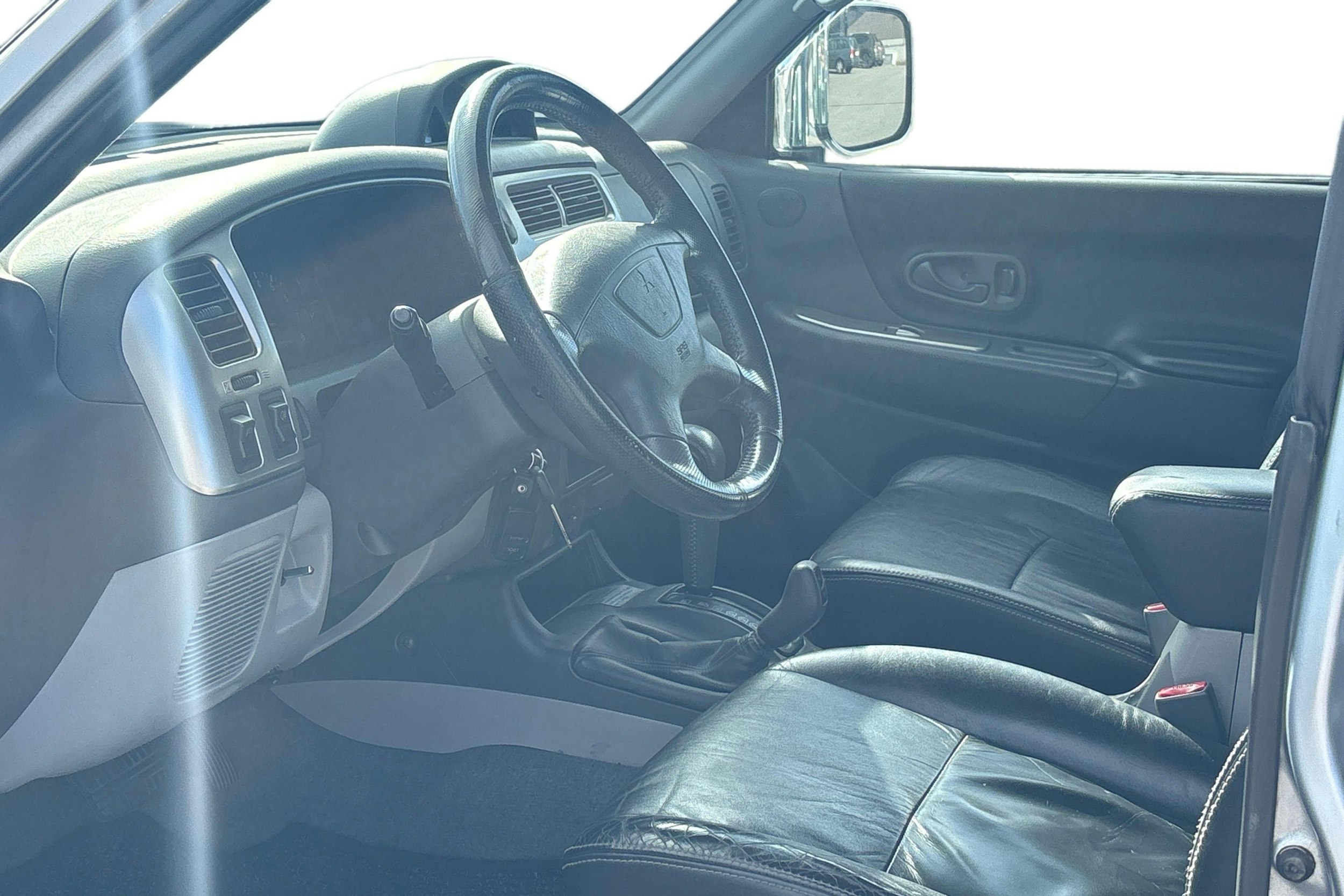ruskea (beige) Mitsubishi Pajero 2004 kuva 3.