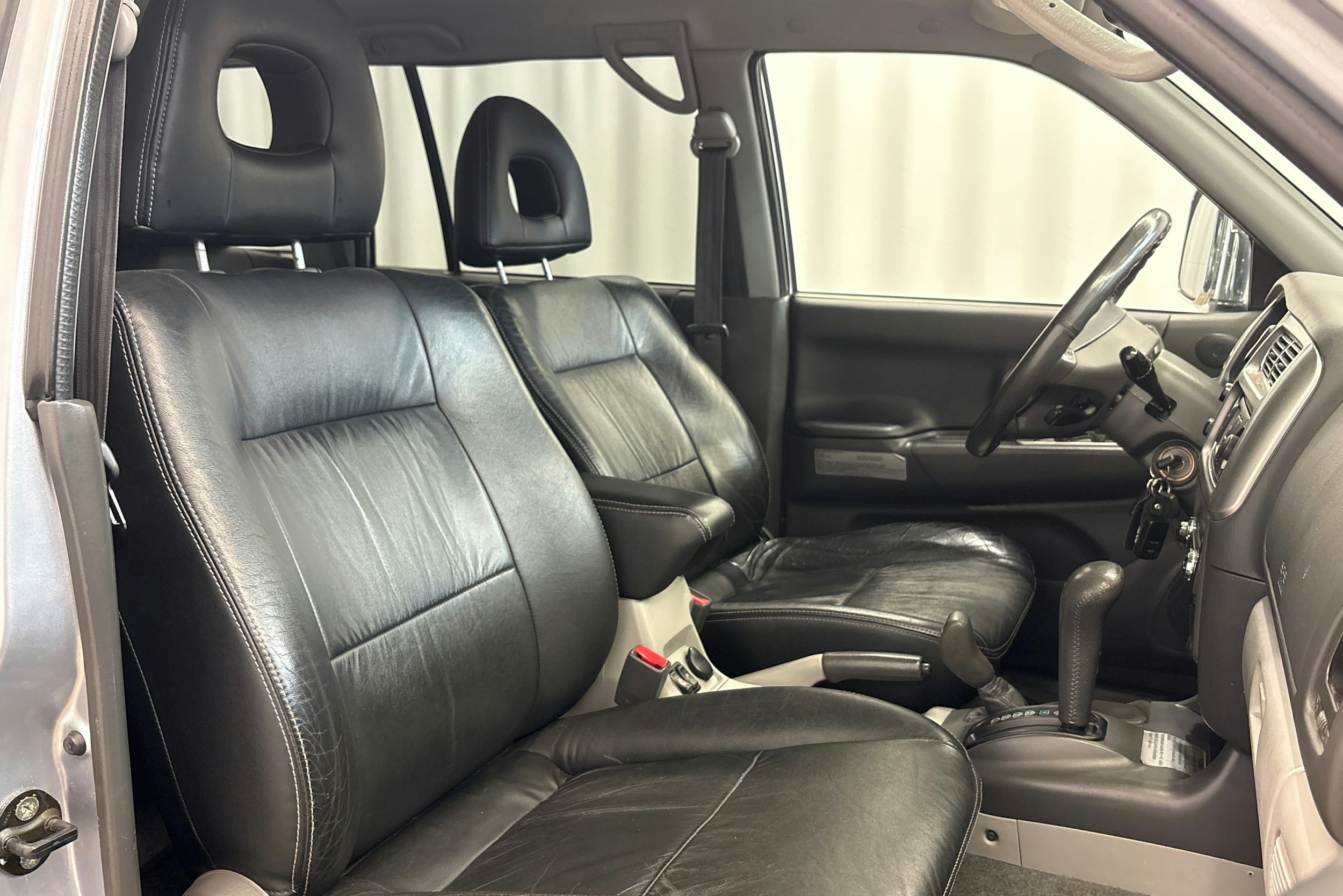 ruskea (beige) Mitsubishi Pajero 2004 kuva 13.