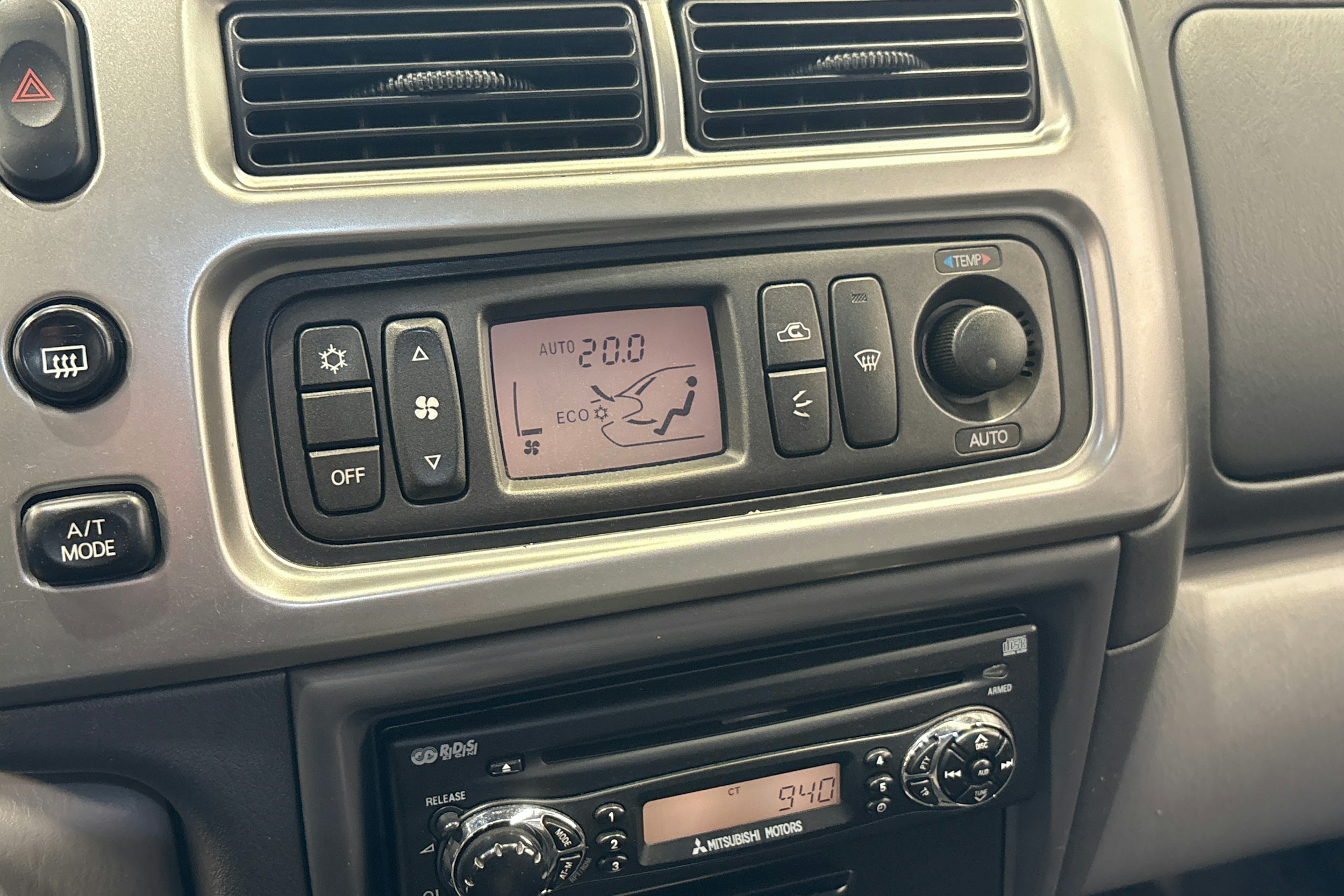 ruskea (beige) Mitsubishi Pajero 2004 kuva 18.