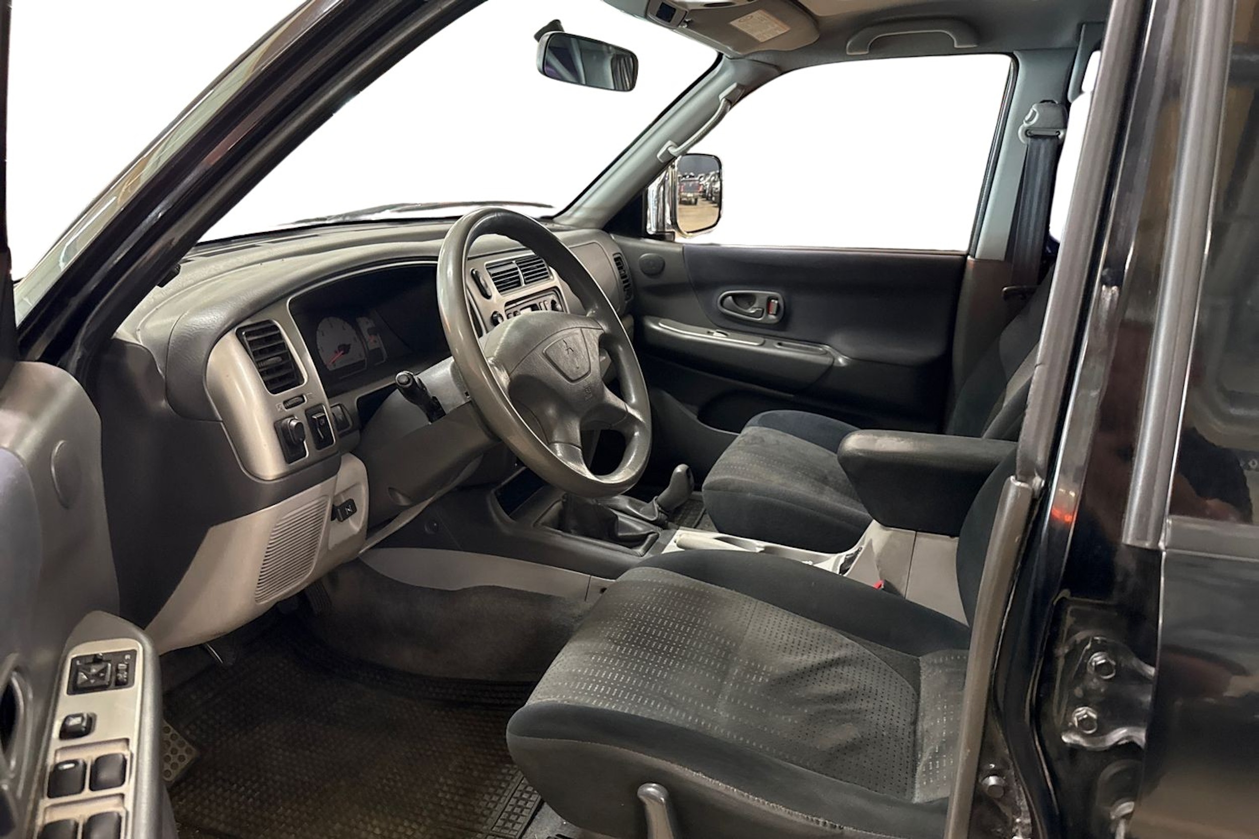 musta Mitsubishi Pajero 2006 kuva 3.