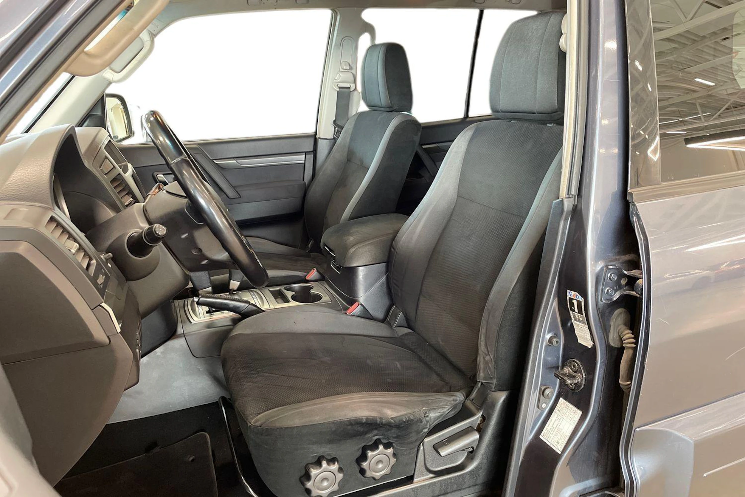 harmaa Mitsubishi Pajero 2007 kuva 6.