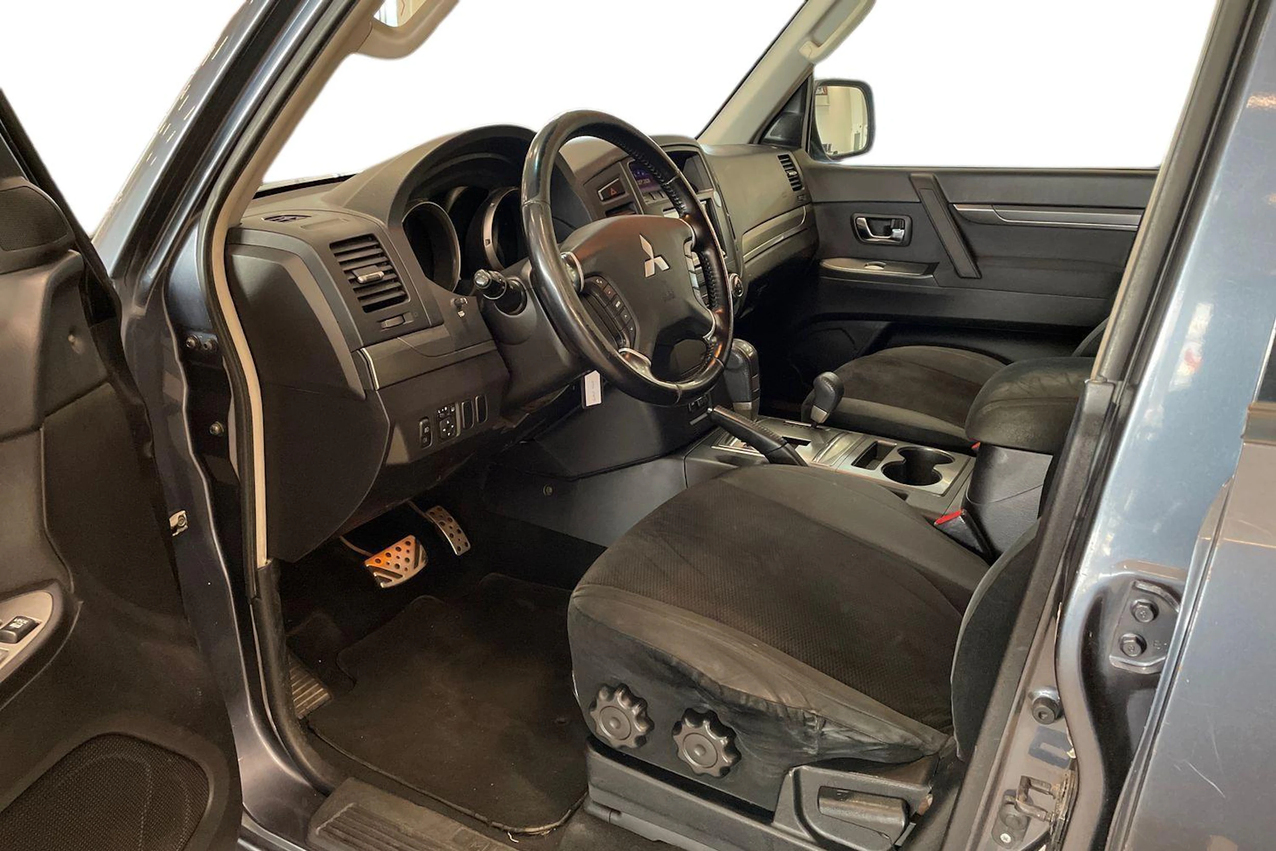 harmaa Mitsubishi Pajero 2007 kuva 7.