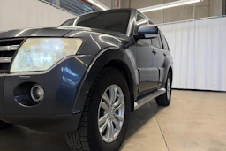 harmaa Mitsubishi Pajero 2008 kuva 8.