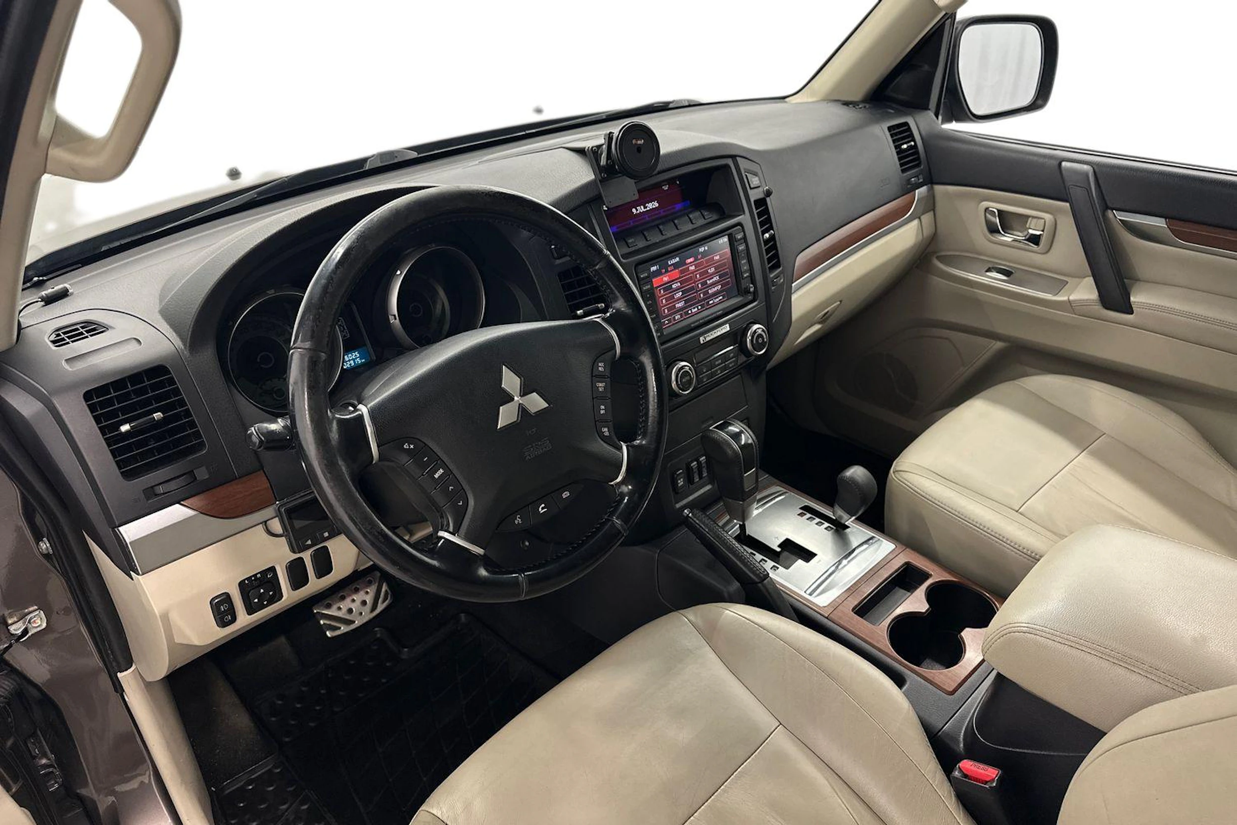 Ruskea (beige) Mitsubishi Pajero 2011 kuva 6.