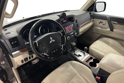 Ruskea (beige) Mitsubishi Pajero 2011 kuva 6.