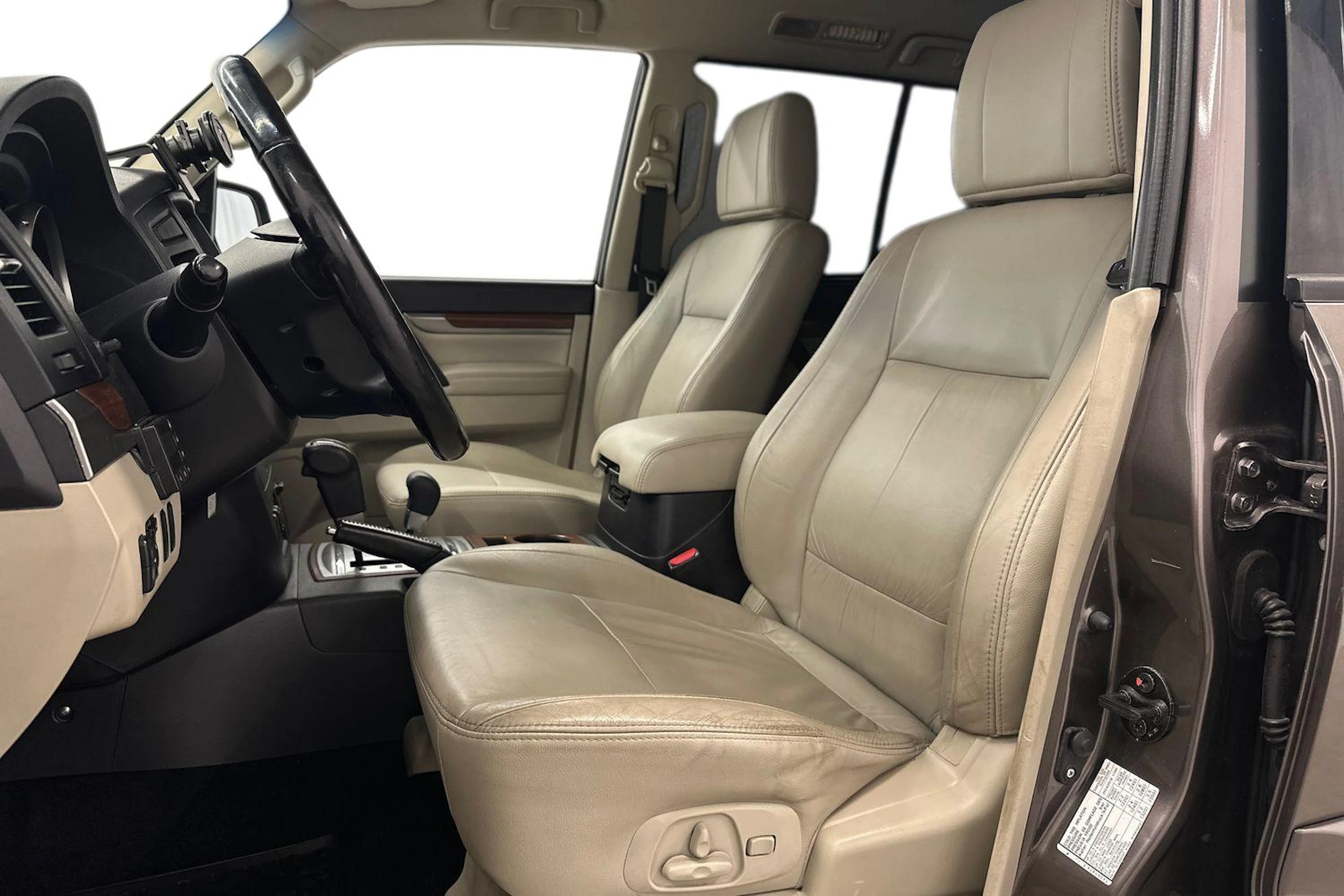 Ruskea (beige) Mitsubishi Pajero 2011 kuva 8.