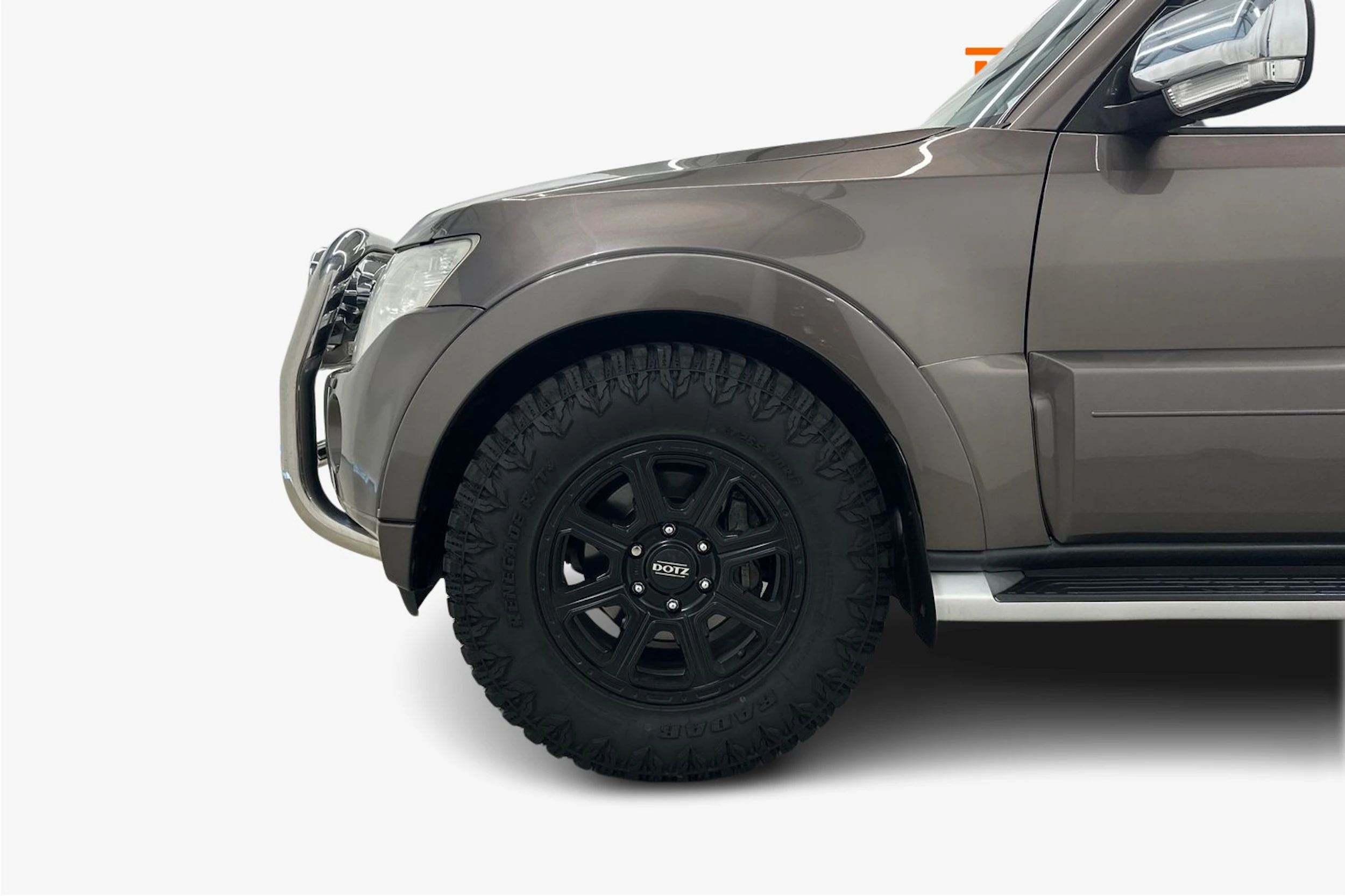 Ruskea (beige) Mitsubishi Pajero 2011 kuva 9.