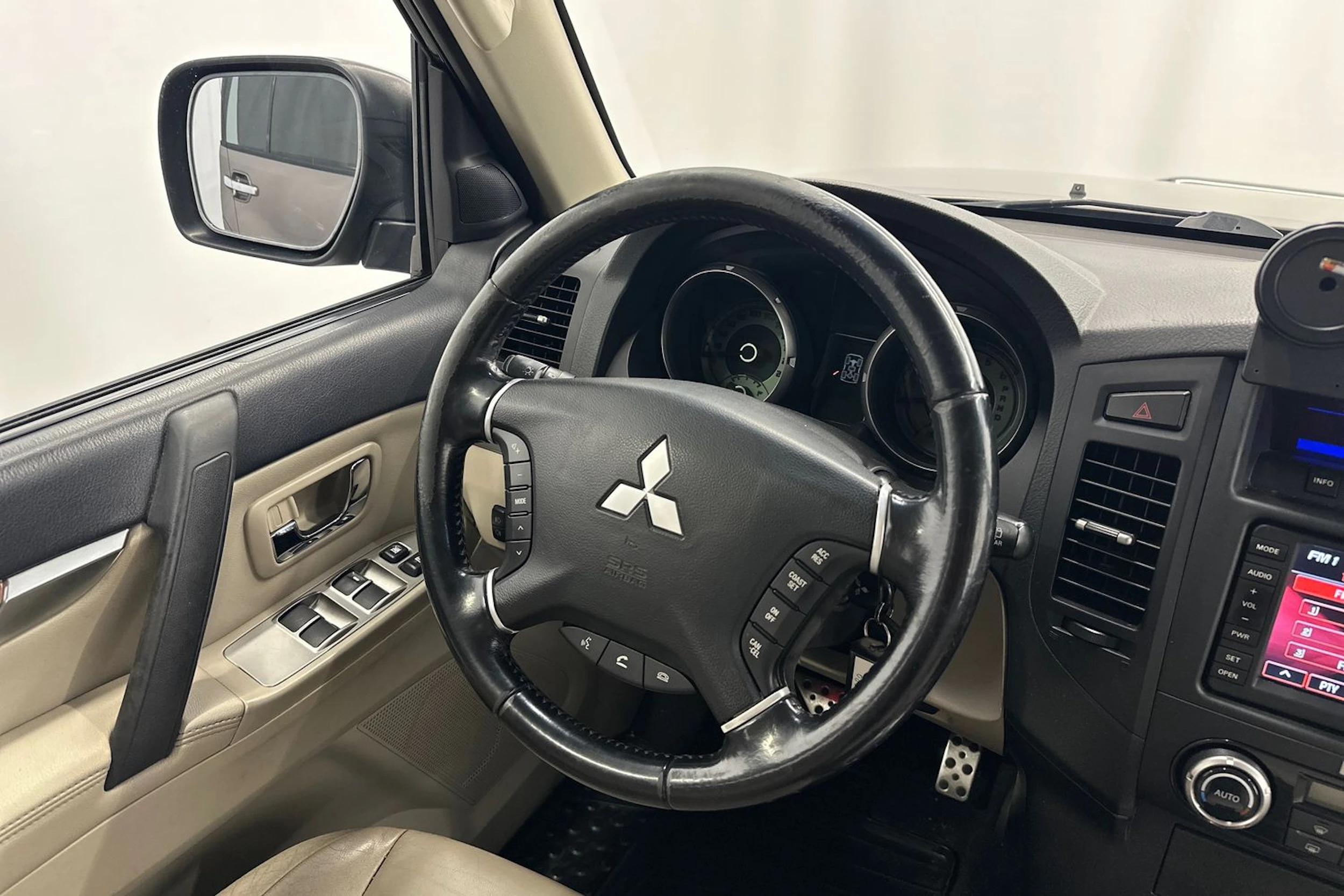 Ruskea (beige) Mitsubishi Pajero 2011 kuva 10.