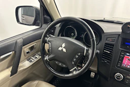 Ruskea (beige) Mitsubishi Pajero 2011 kuva 10.