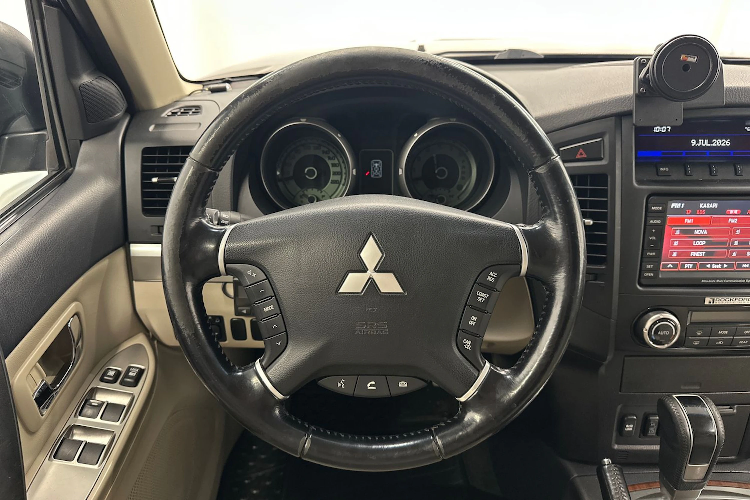 Ruskea (beige) Mitsubishi Pajero 2011 kuva 11.