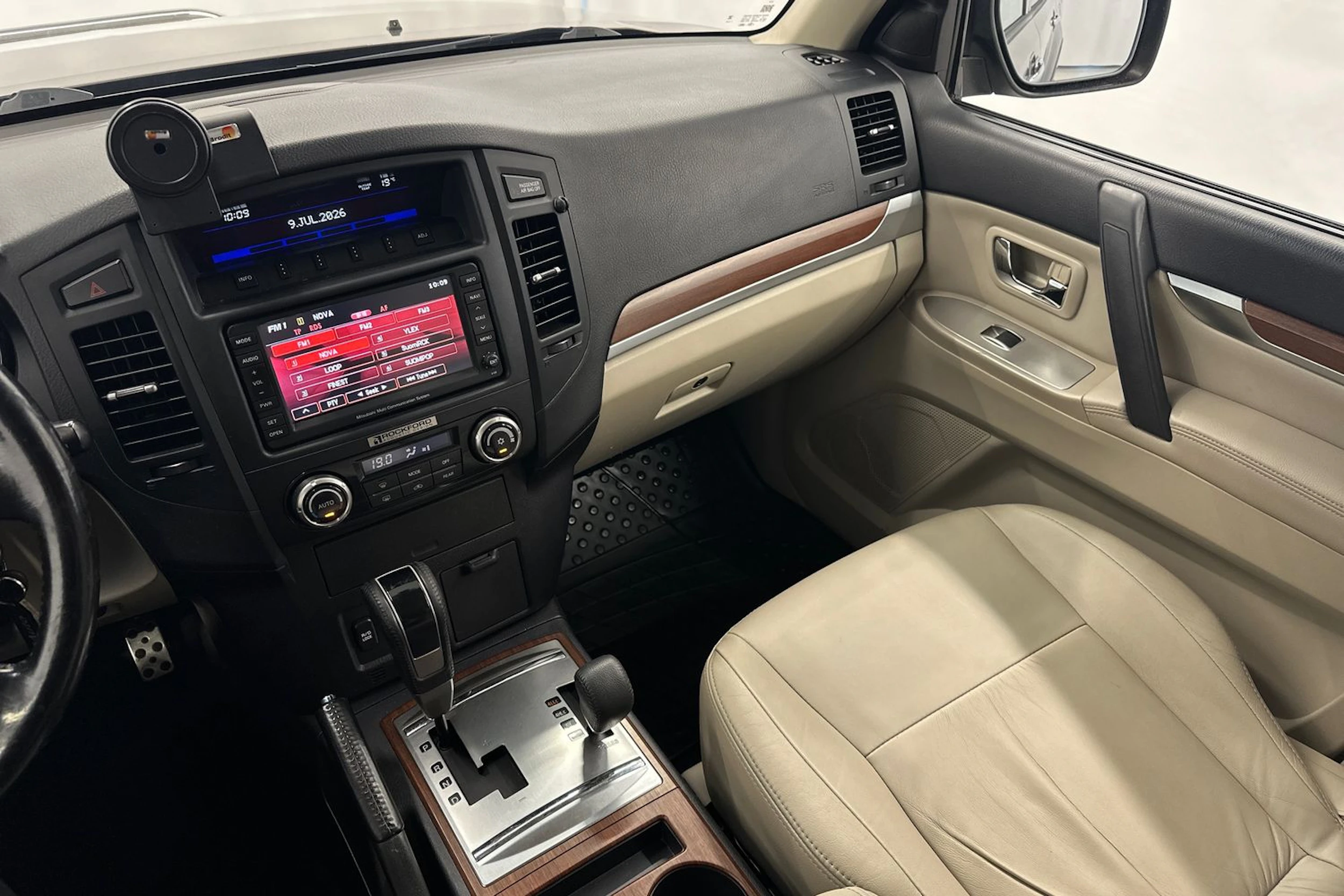 Ruskea (beige) Mitsubishi Pajero 2011 kuva 13.