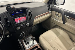 Ruskea (beige) Mitsubishi Pajero 2011 kuva 13.
