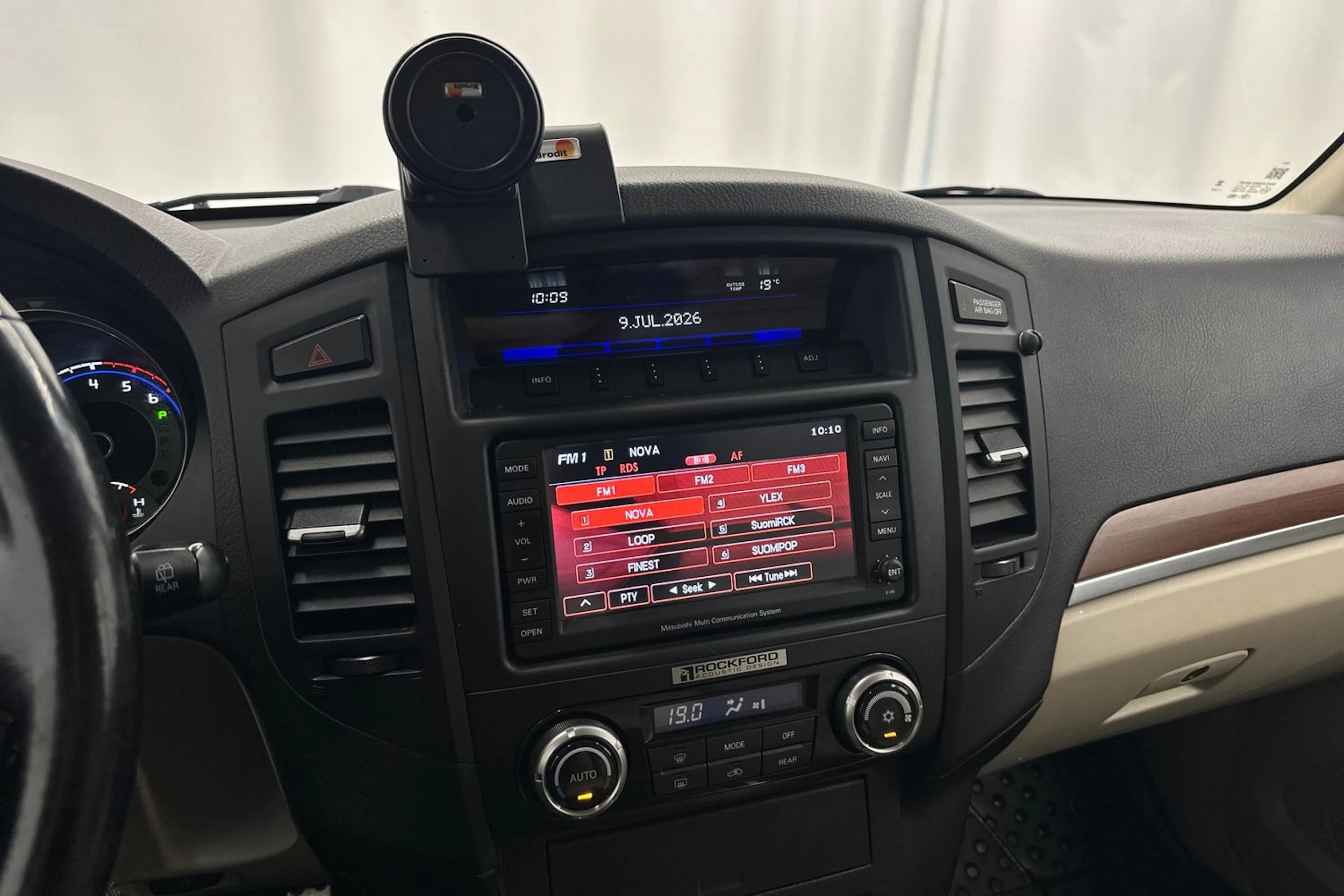 Ruskea (beige) Mitsubishi Pajero 2011 kuva 14.