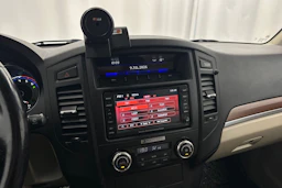 Ruskea (beige) Mitsubishi Pajero 2011 kuva 14.